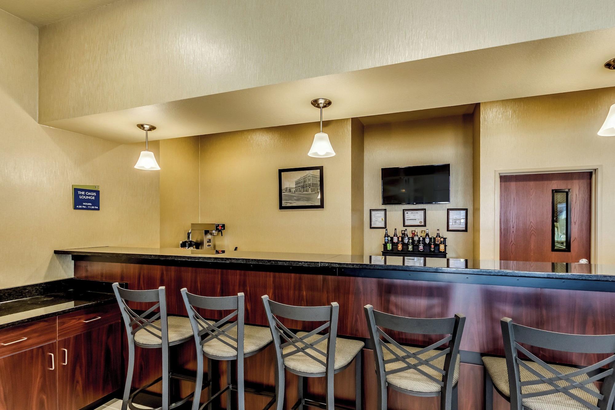 Bar/Salón Cobblestone Inn & Suites - Waverly