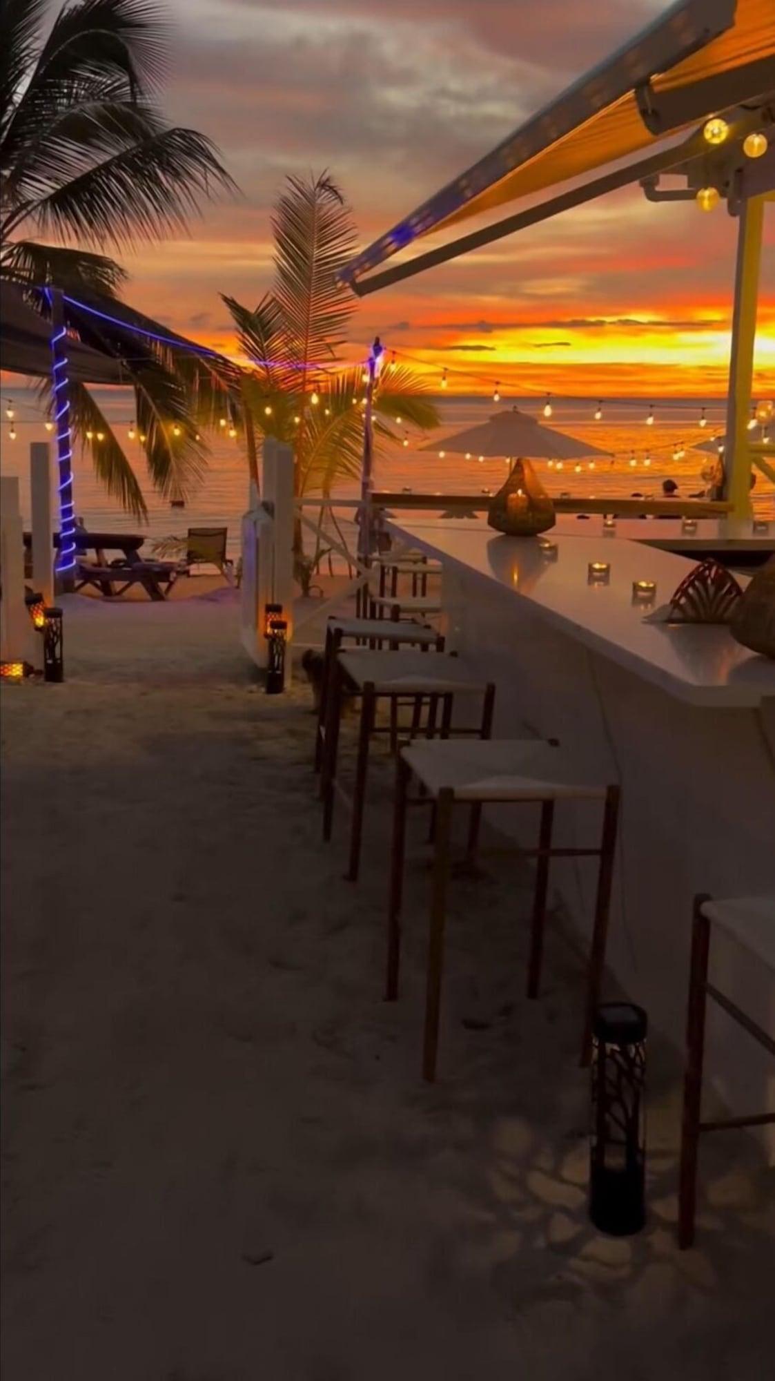 Bar/Salón Casa Rosada Beach Front