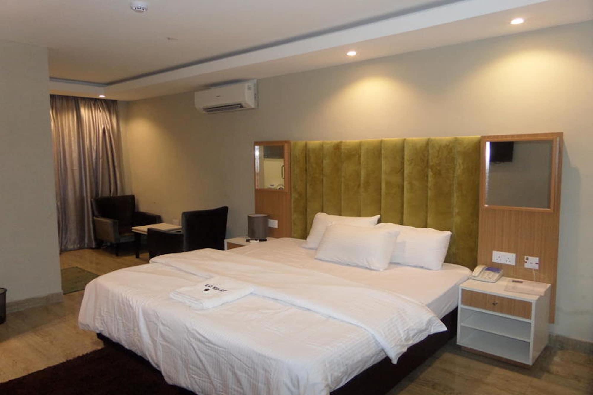 Varios Blackwood Hotel