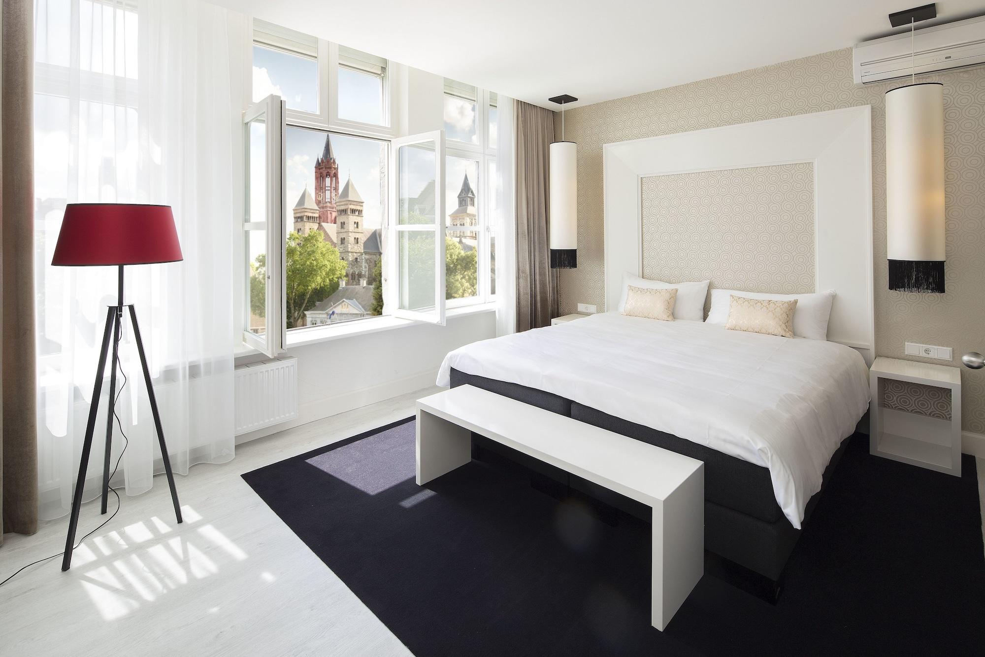 Varios Le Theatre Hotel