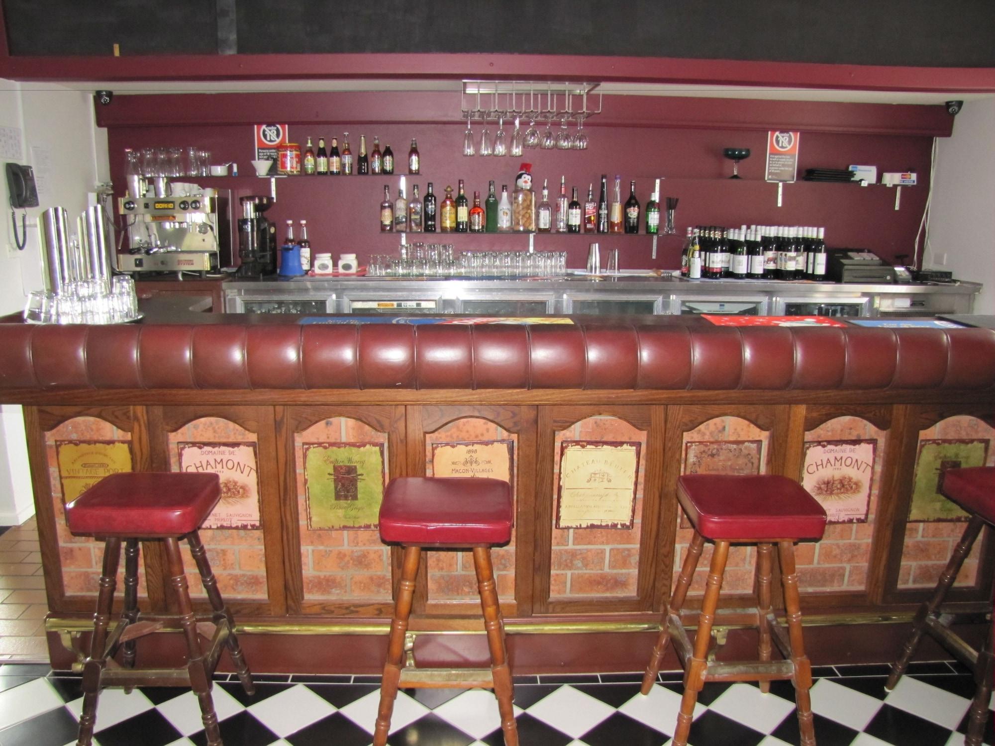 Bar/Salón Bay and Basin