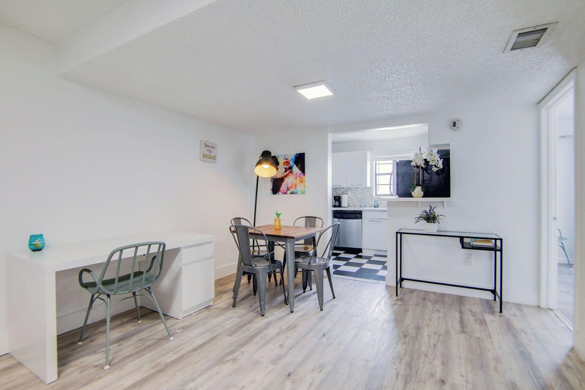 Restaurant Collins 2 Bedroom with Free Parking by Deco 305