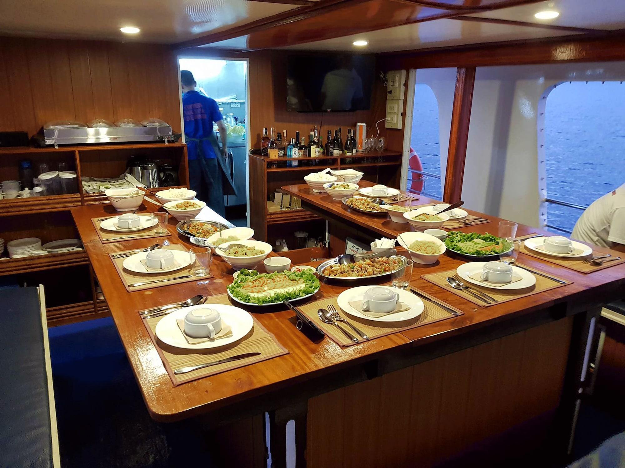 Restaurant El Nido Ocean Suite Floating Hotel