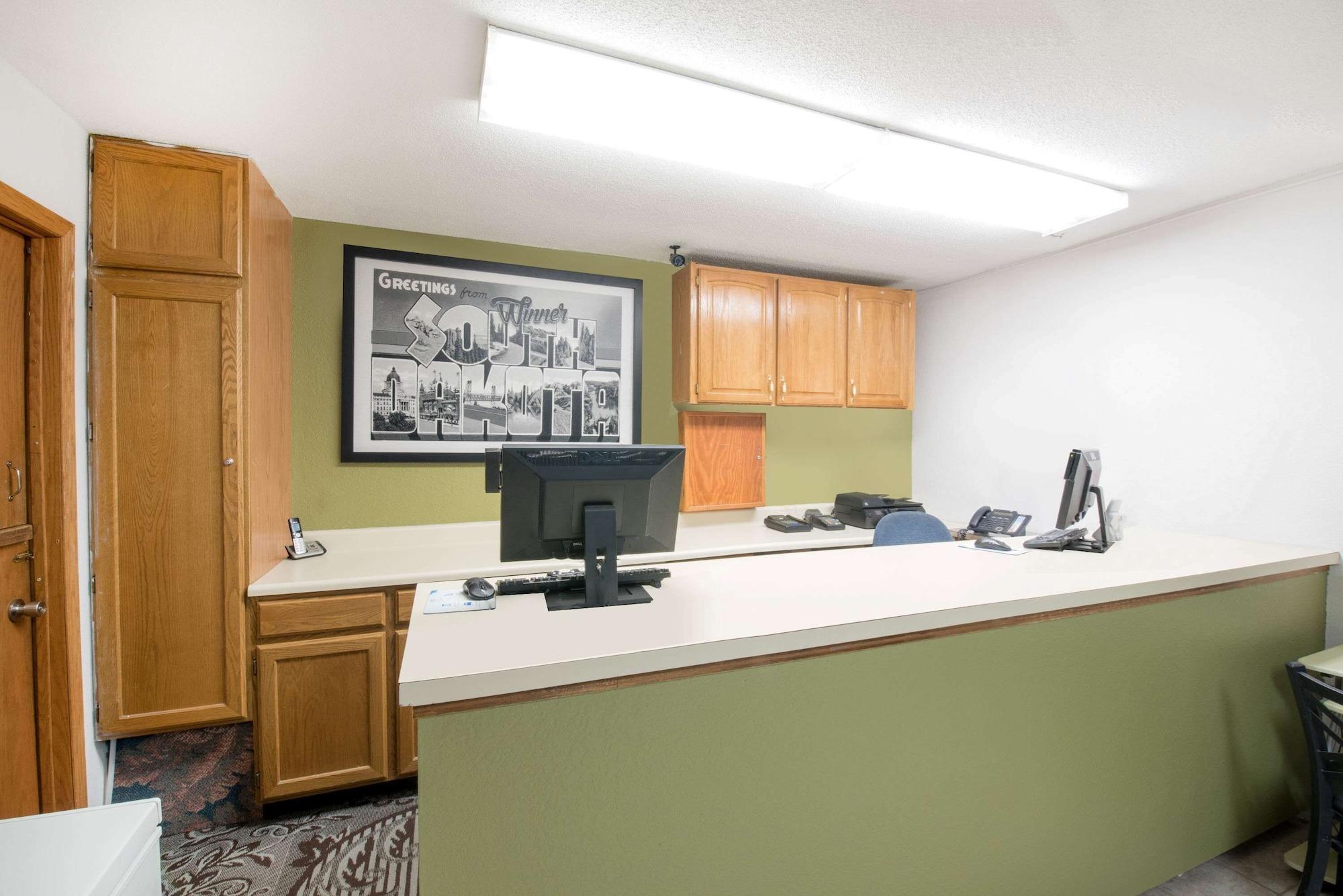 Vista Lobby Super 8 by Wyndham Winner SD