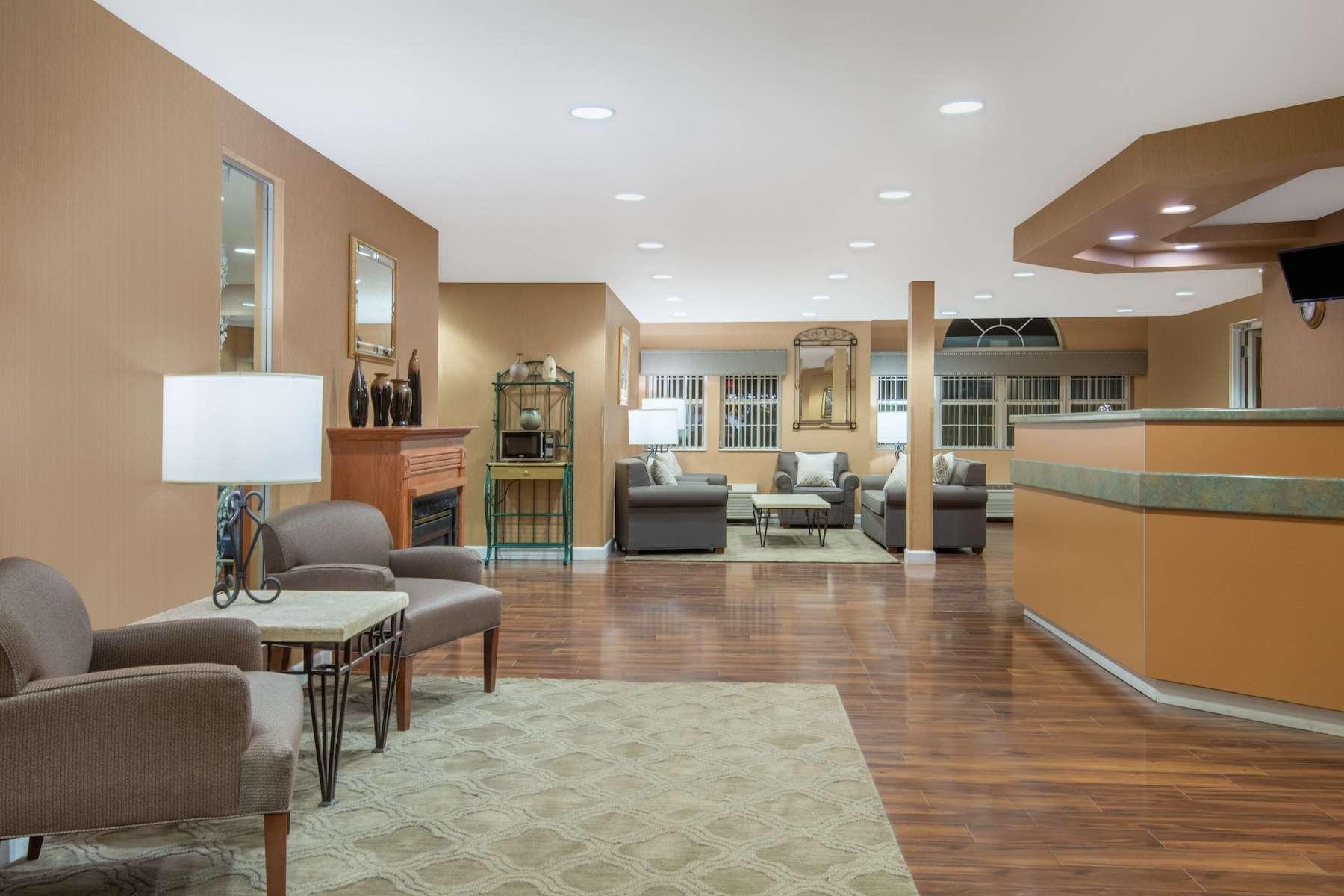 Vista Lobby Microtel Inn & Suites by Wyndham Raton