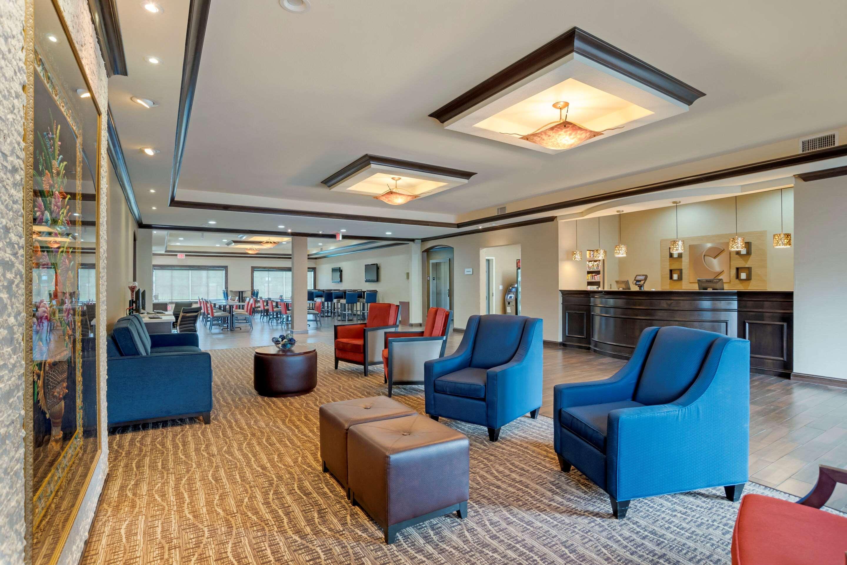 Vista Lobby Comfort Suites Alexandria