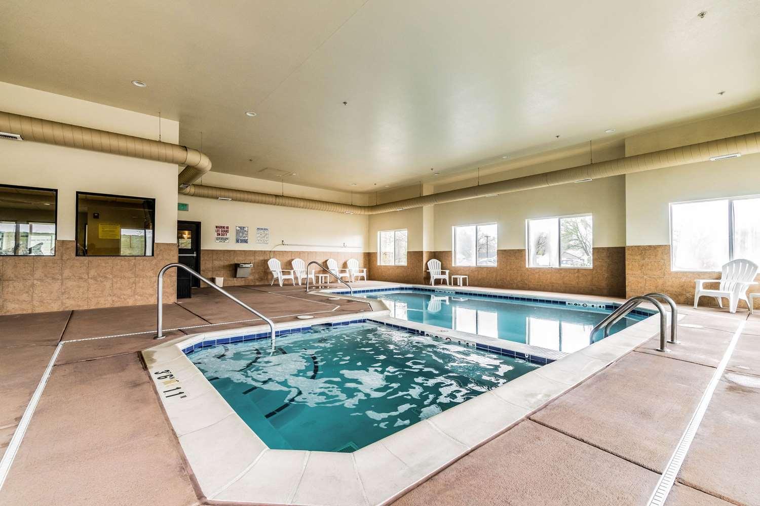 Vista da piscina Comfort Inn & Suites Rifle