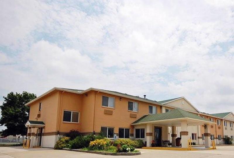 Vista Exterior Quality Inn & Suites Lincoln near I-55