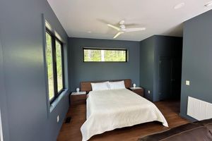 Alquiler Vacacional - The Bird House - Brand new, 3.5 miles from VT, Privacy, Tile Shower, King bed.