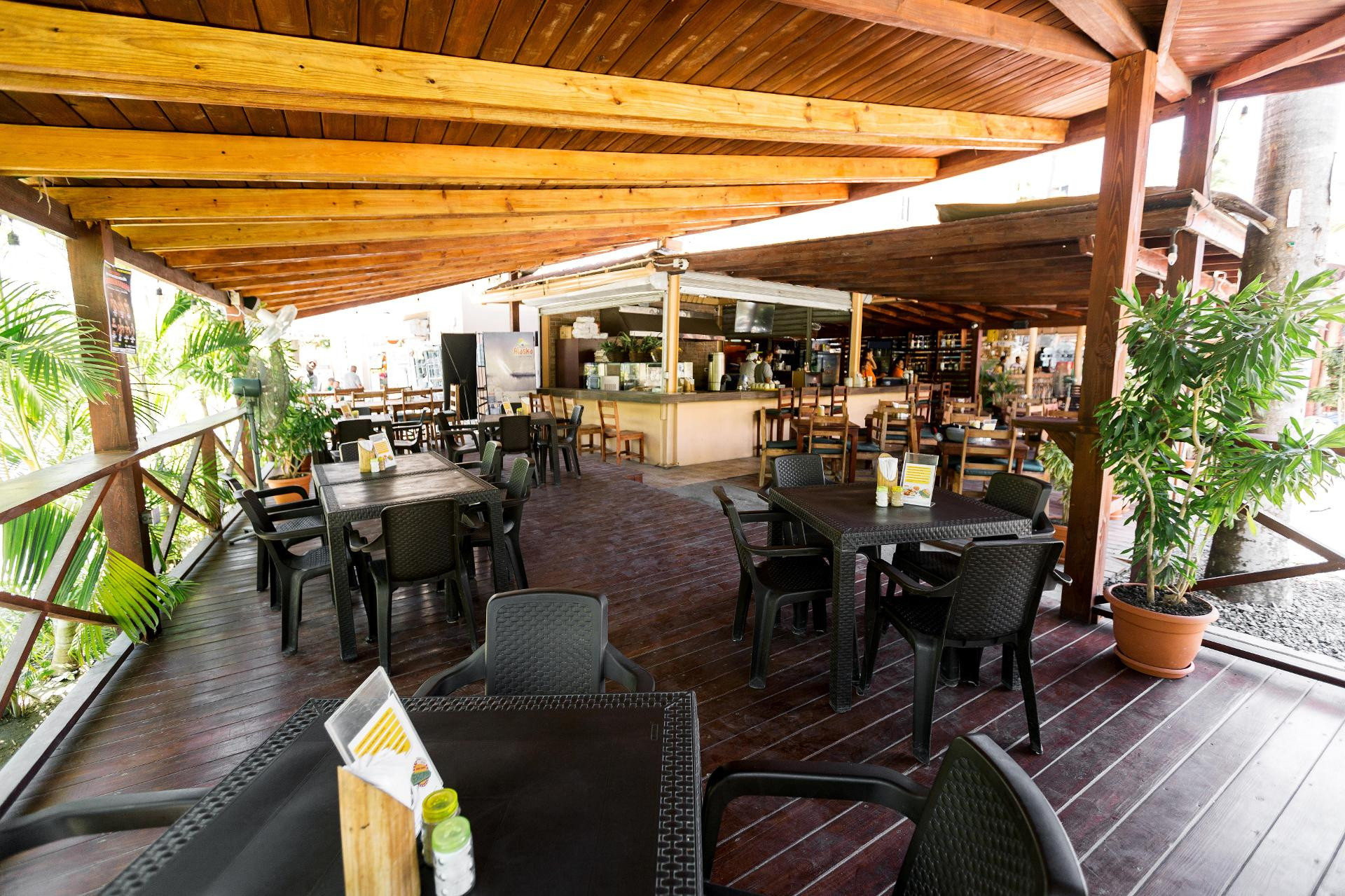 Bar/Salón Ducassi Suites Rooftop Pool Beach Club & Spa