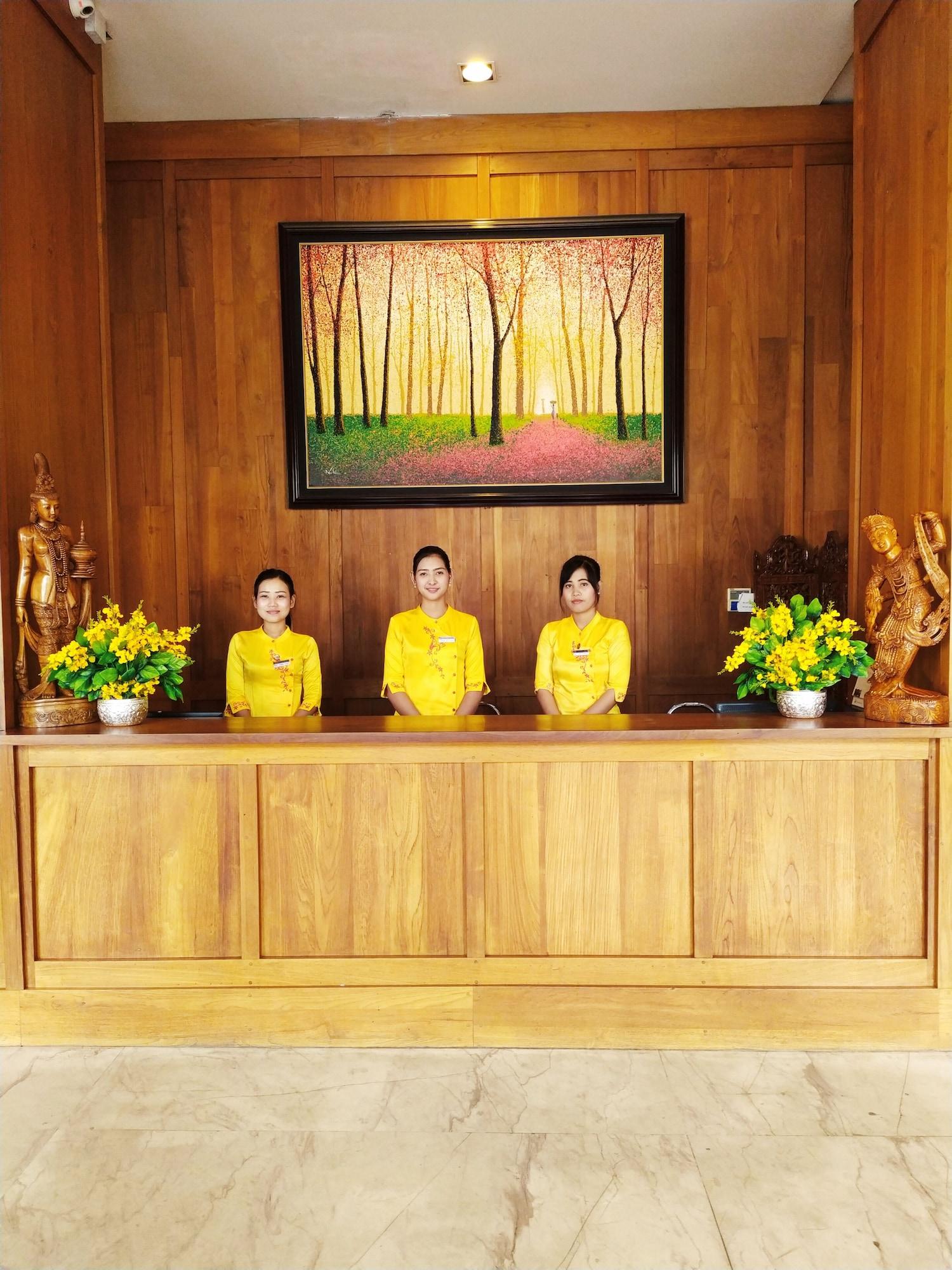 Vista Lobby Queen's Park Hotel