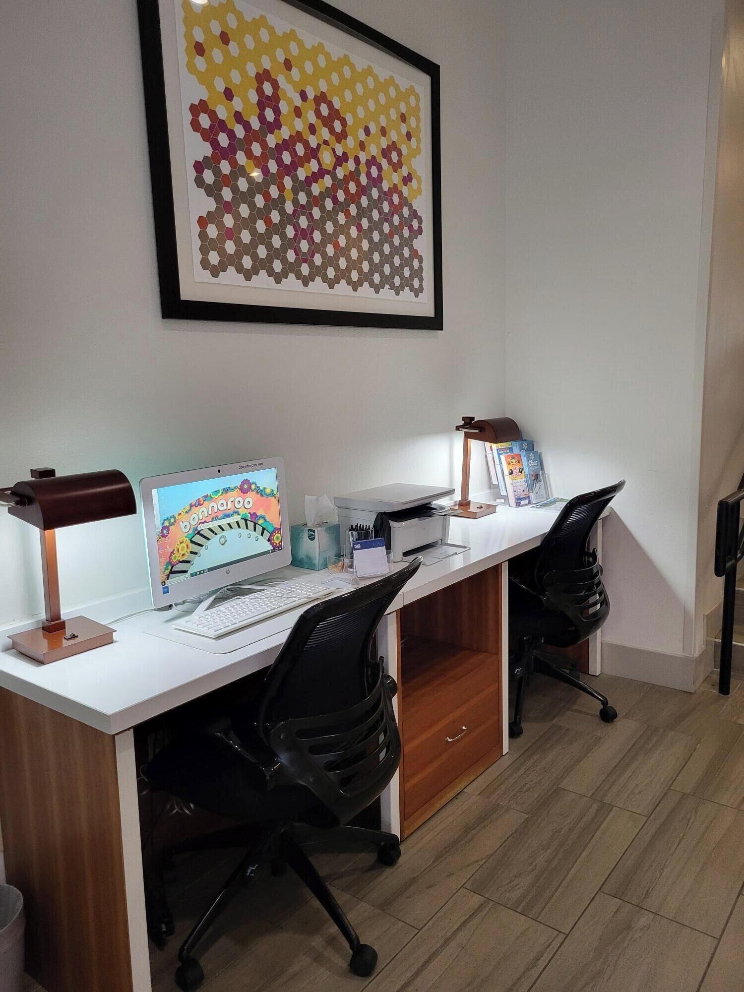 Vista Lobby Holiday Inn Express & Suites Manchester by IHG
