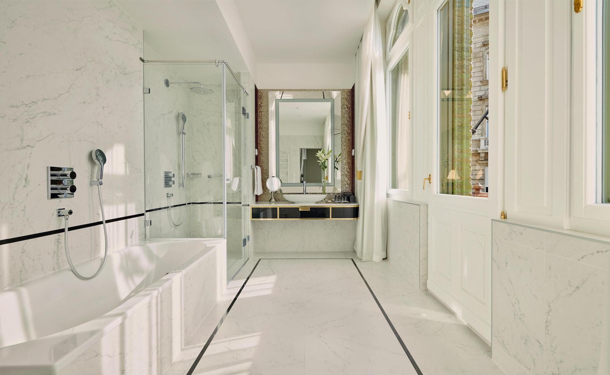 Equipamiento de Habitación Párisi Udvar Hotel Budapest, part of Hyatt