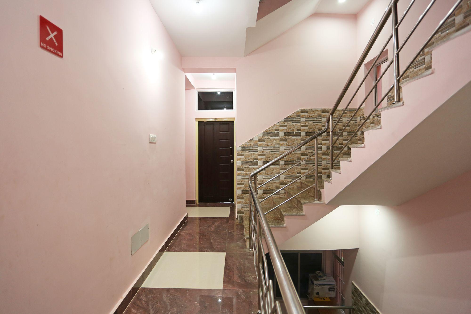 Varios OYO 9090 Hotel Chalantika