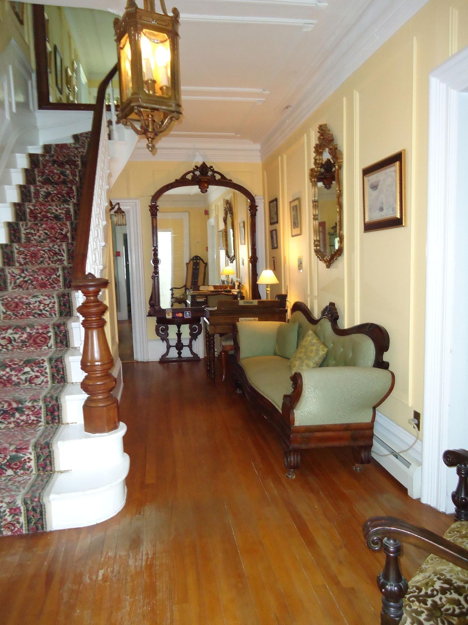 Vista Lobby Governor's Mansion Inn
