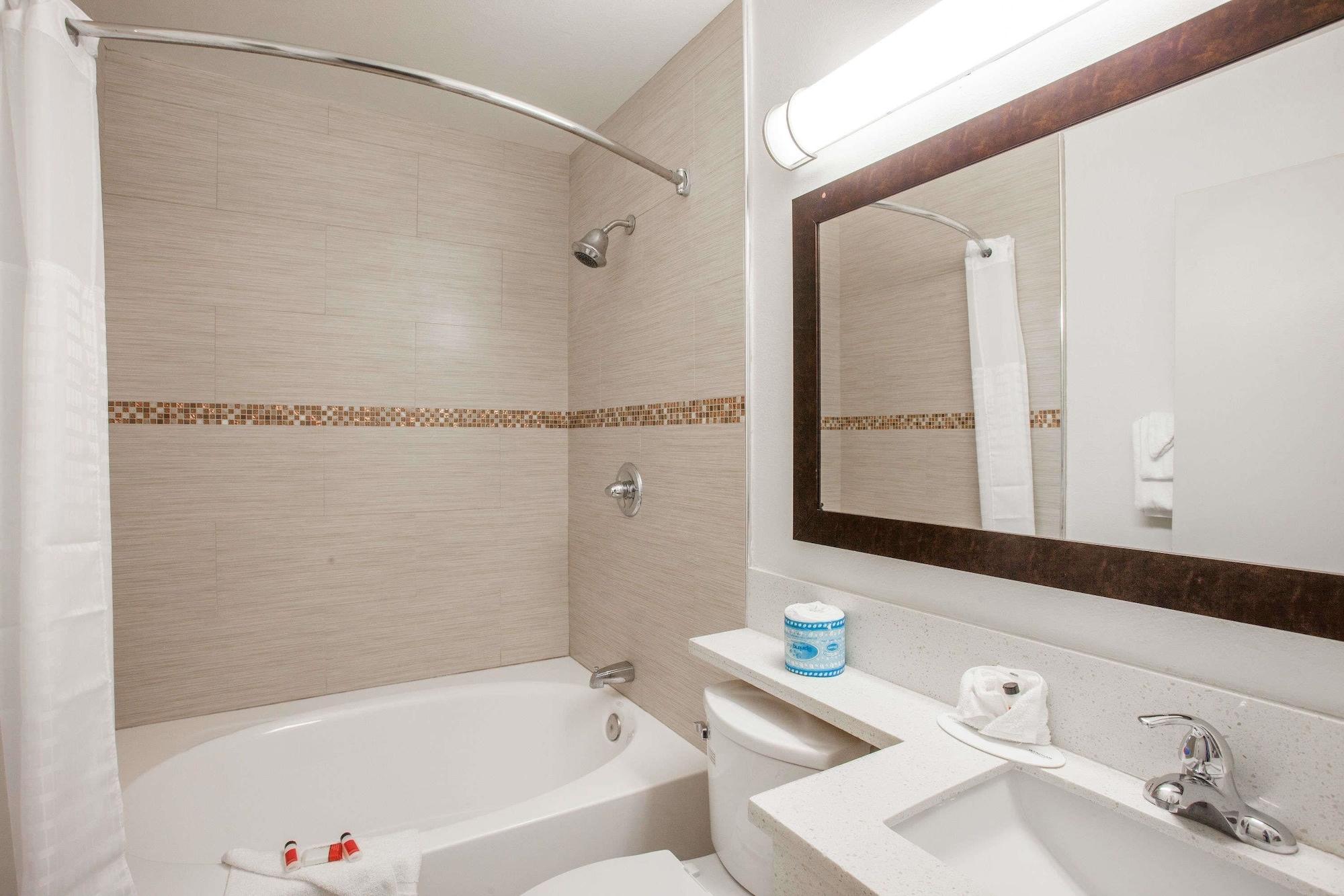 Equipamiento de Habitación Days Inn by Wyndham Orange Anaheim