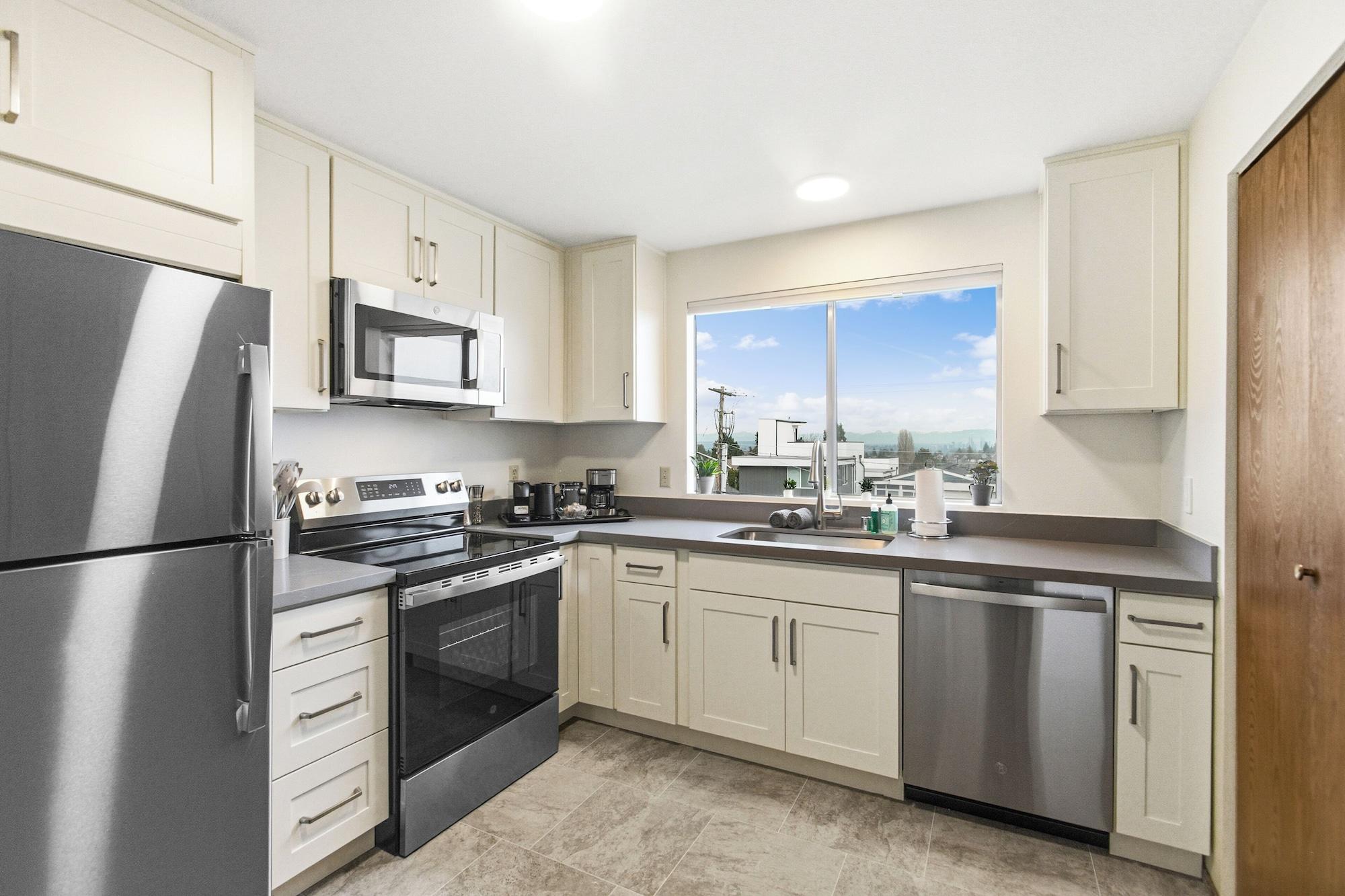 Equipamiento de Habitación Hilltop Seattle Retreat w/ Views & Parking