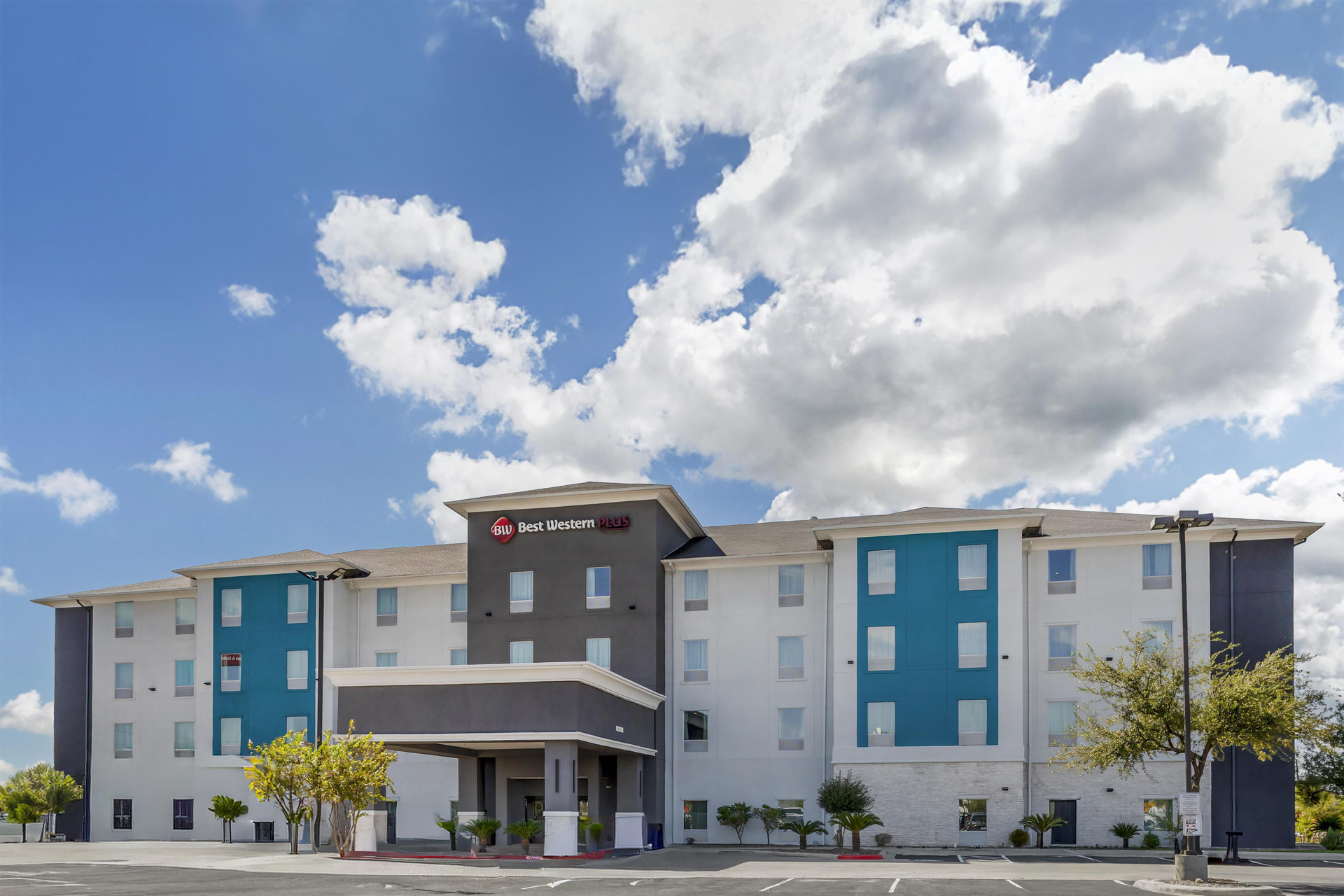 Vista Exterior Best Western Plus Laredo Inn & Suites