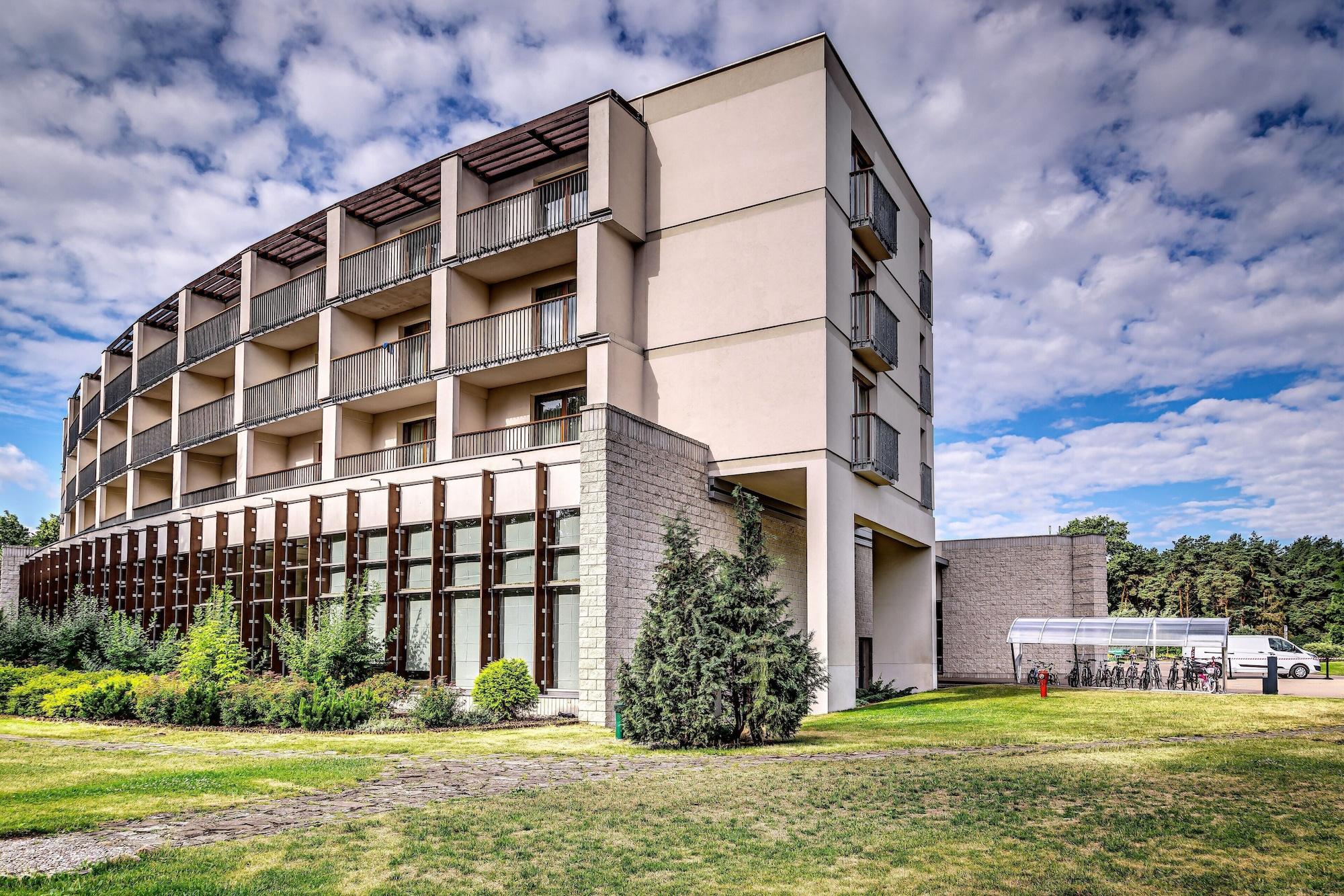Vista Exterior Holiday Inn Resort Warszawa Józefów**** by IHG