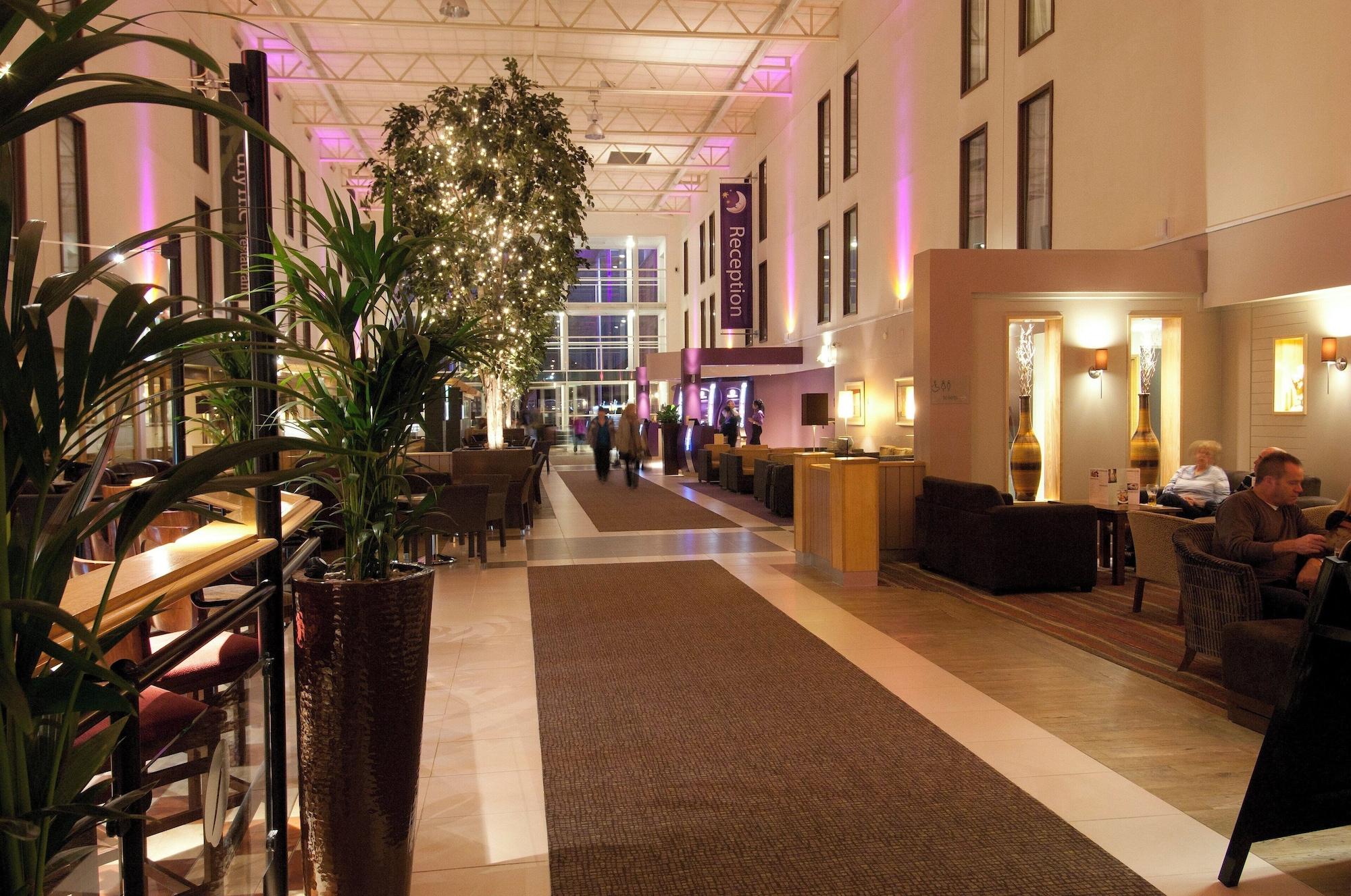 Vista Lobby Premier Inn London Heathrow Airport T2 & T3 - Bath Road