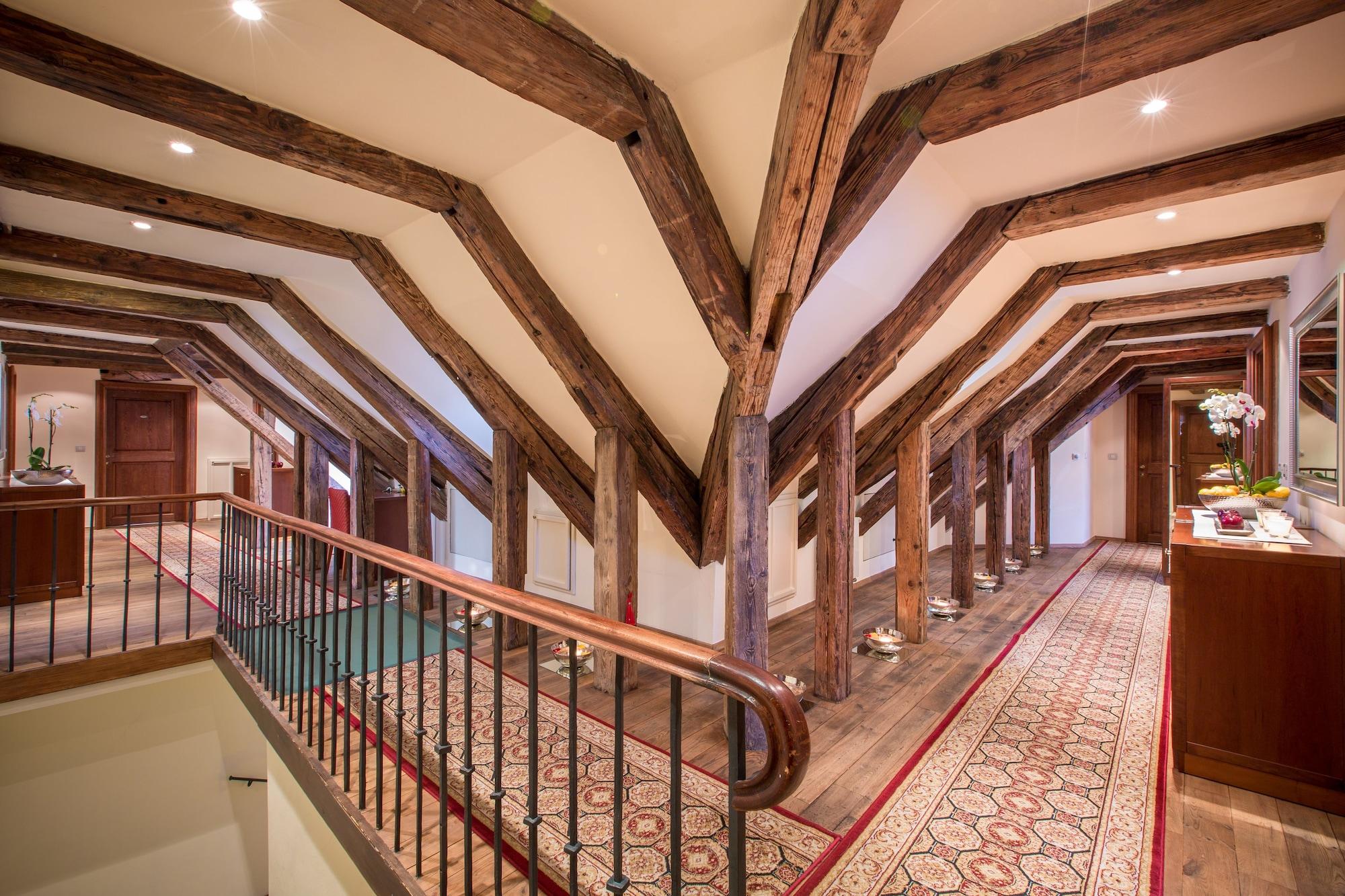 Varios Miss Sophie's Charles Bridge