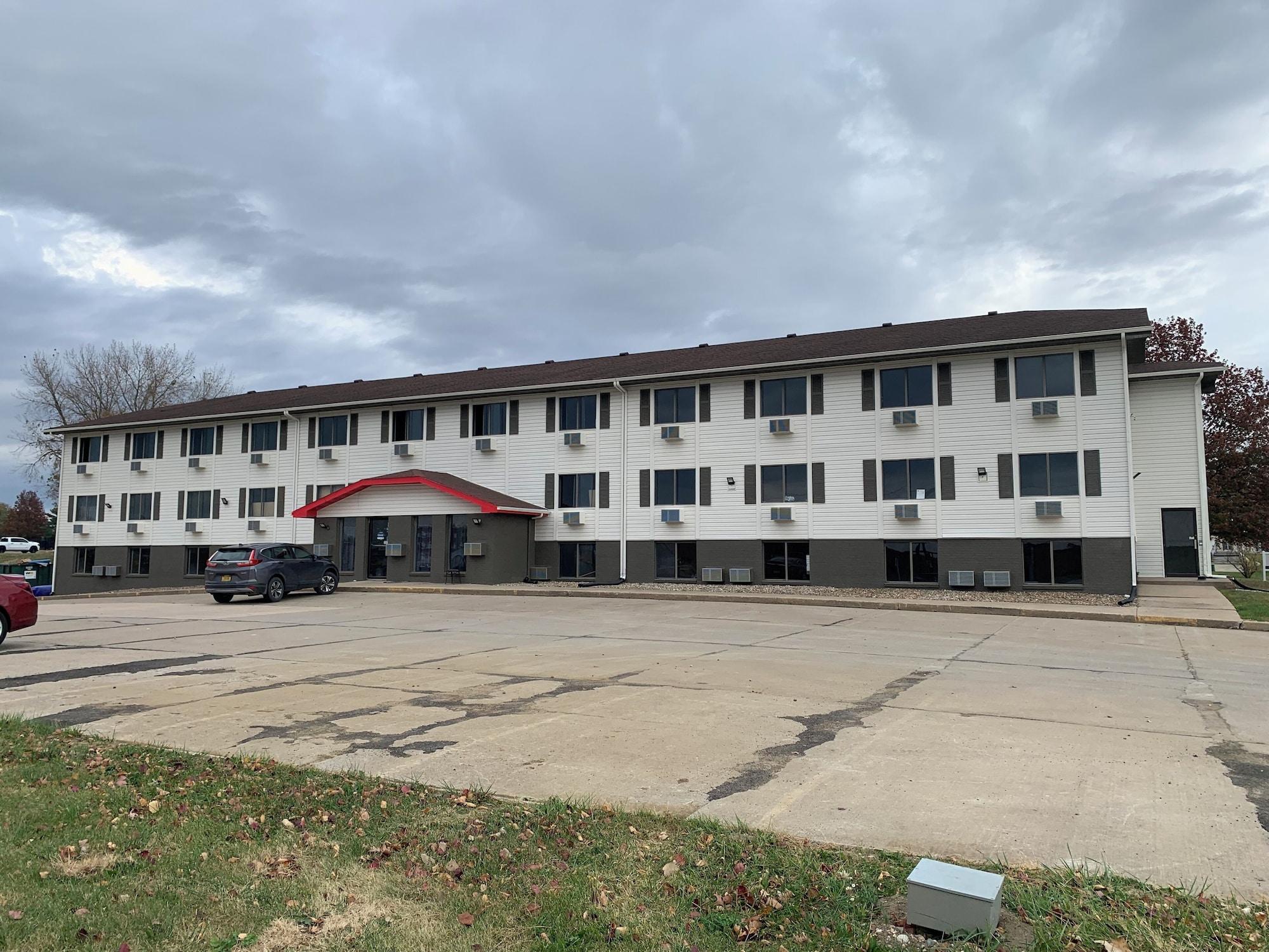 Vista Exterior Super 8 by Wyndham Kirksville-University Area