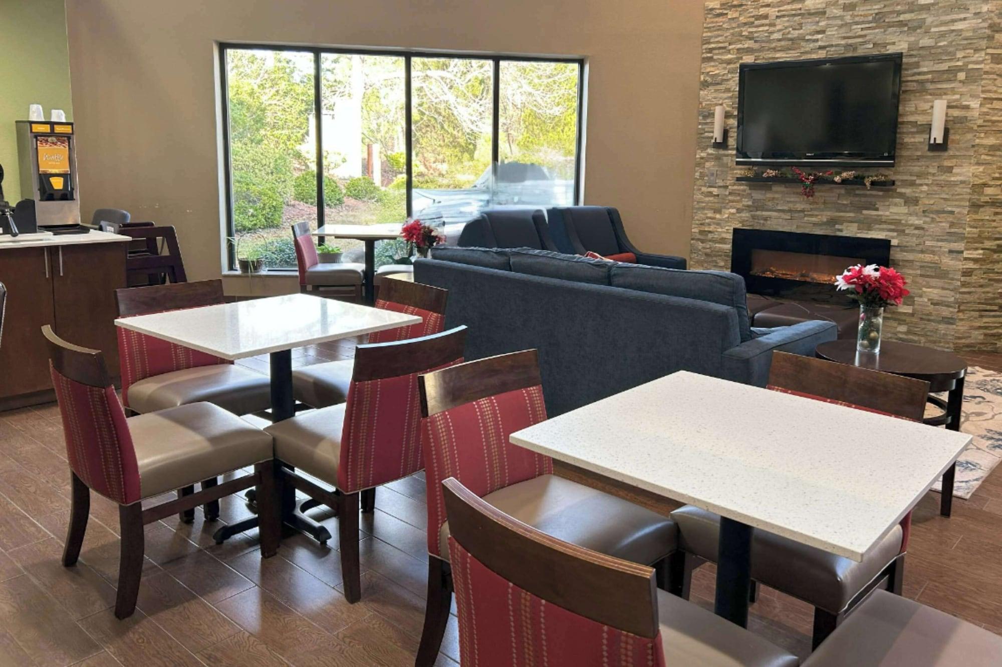 Vista Lobby Quality Inn & Suites Tarboro - Kingsboro