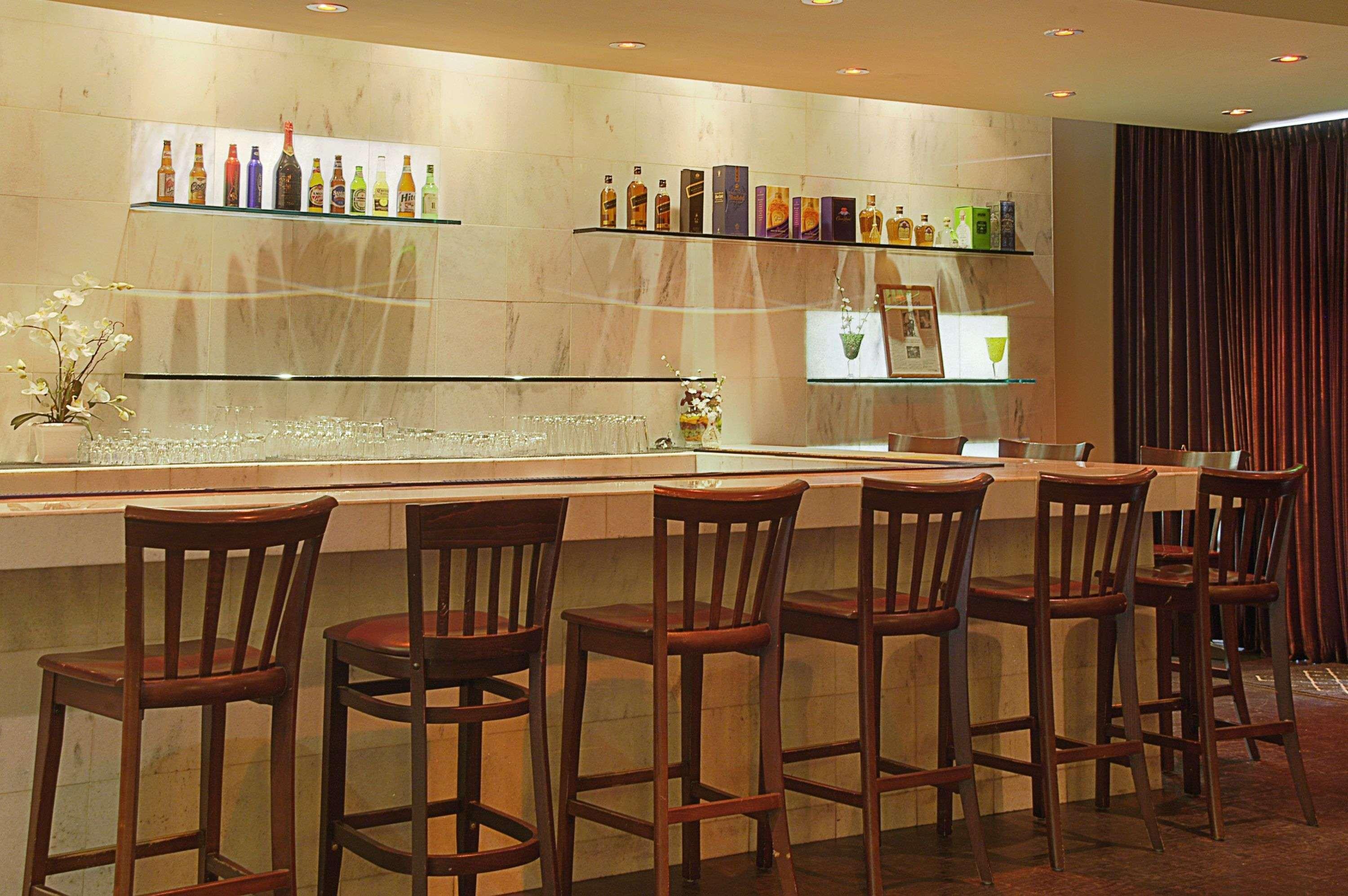 Bar/Salón Ramada by Wyndham Los Angeles/Koreatown West