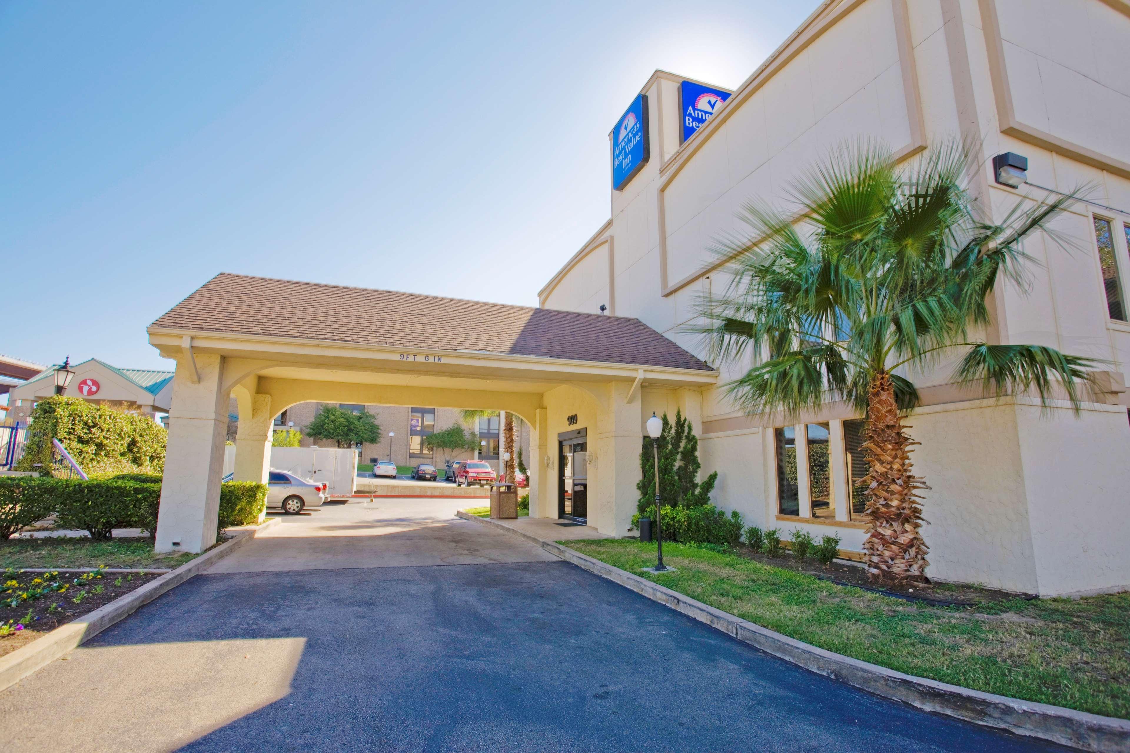 Vista Exterior Americas Best Value Inn Austin University