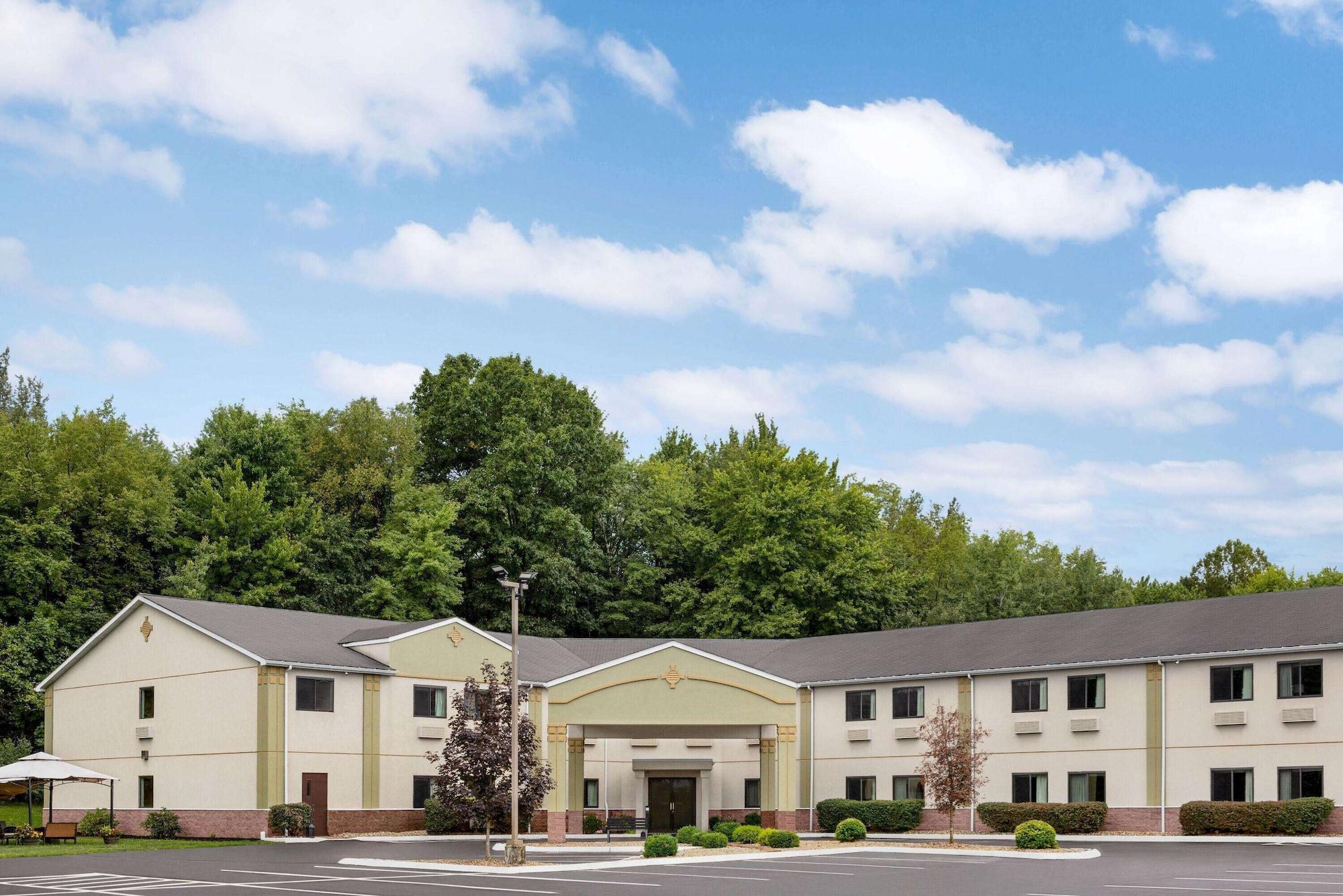 Vista Exterior Super 8 by Wyndham Grove City