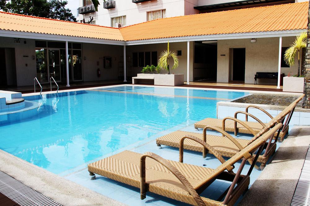Vista Piscina Court Meridian Hotel and Suites