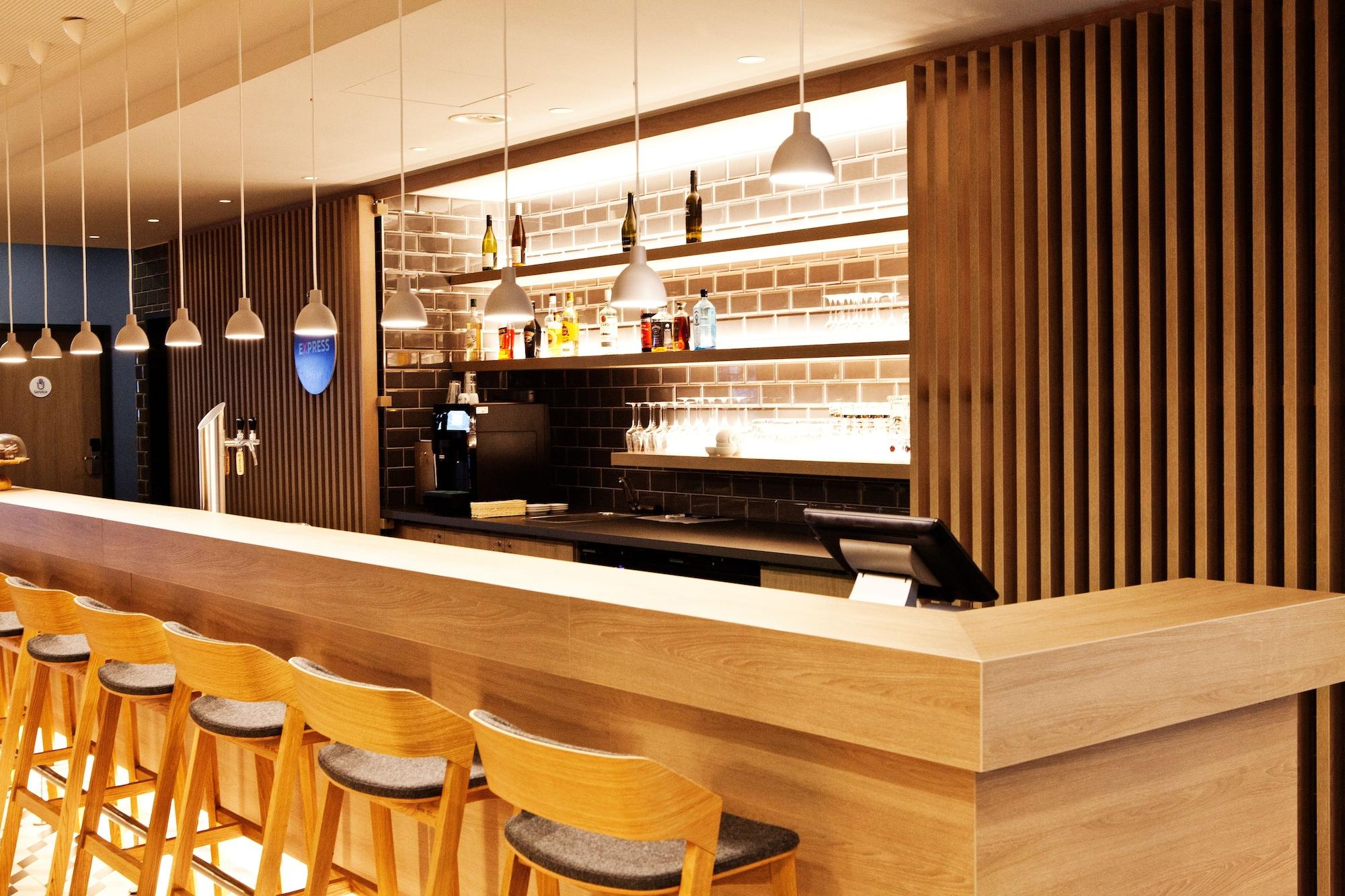 Bar/Salón Holiday Inn Express Frankfurt Airport-Raunheim by IHG
