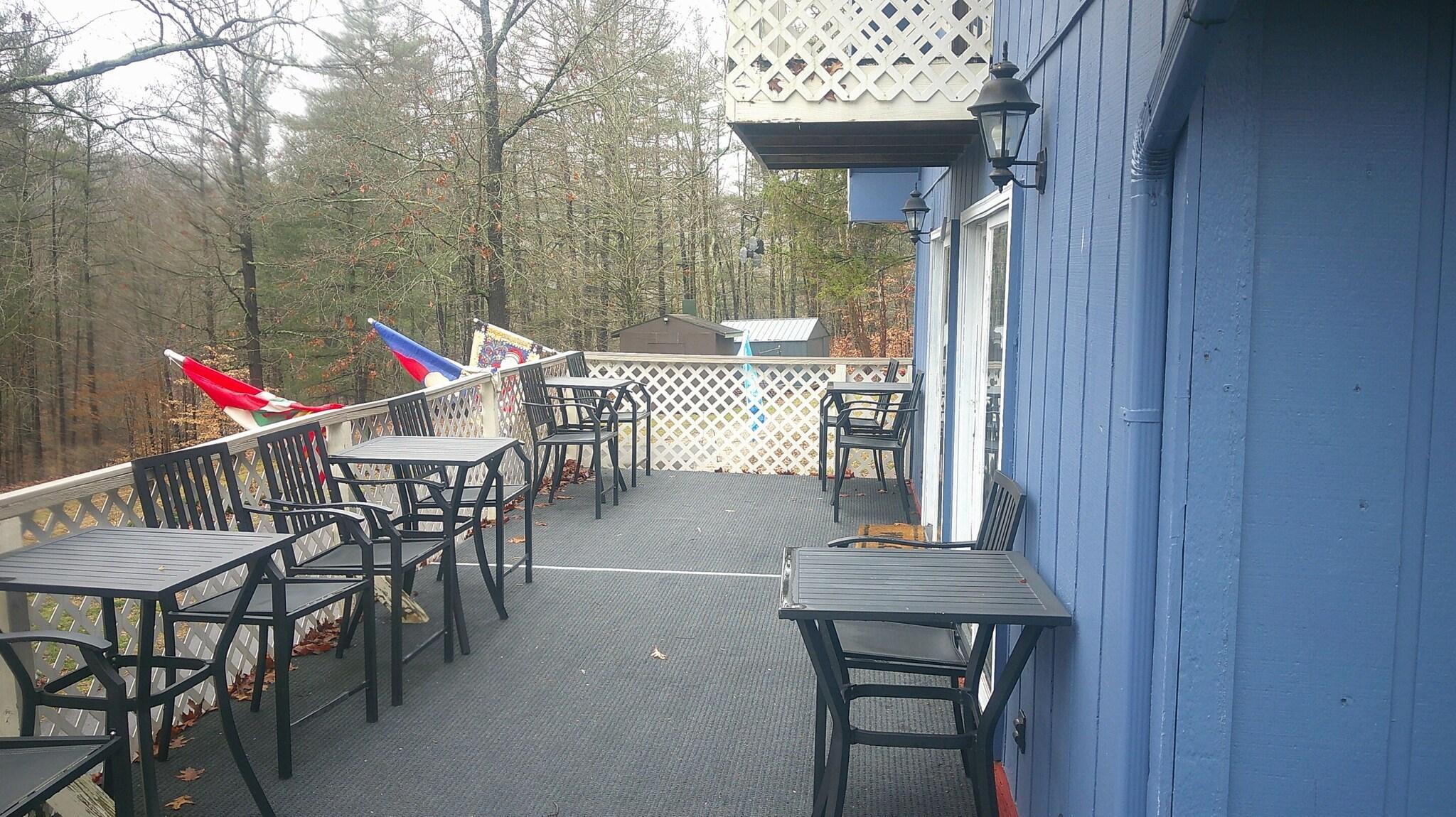 Varios Lil Black Bear Inn