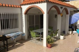 Alquiler Vacacional - 3 Bedroom Bungalow short & level walk to beach. Close to bus station and shops.