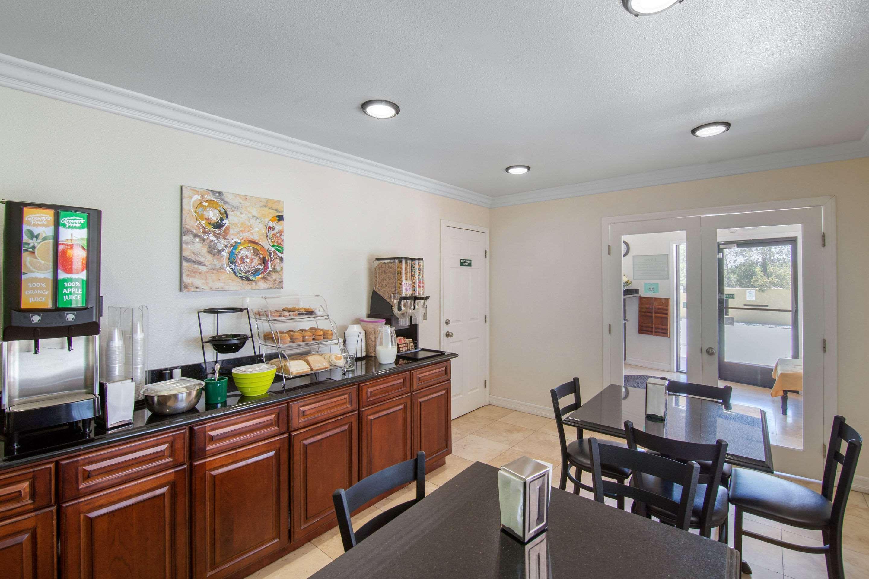 Restaurant Rodeway Inn Adelanto US 395