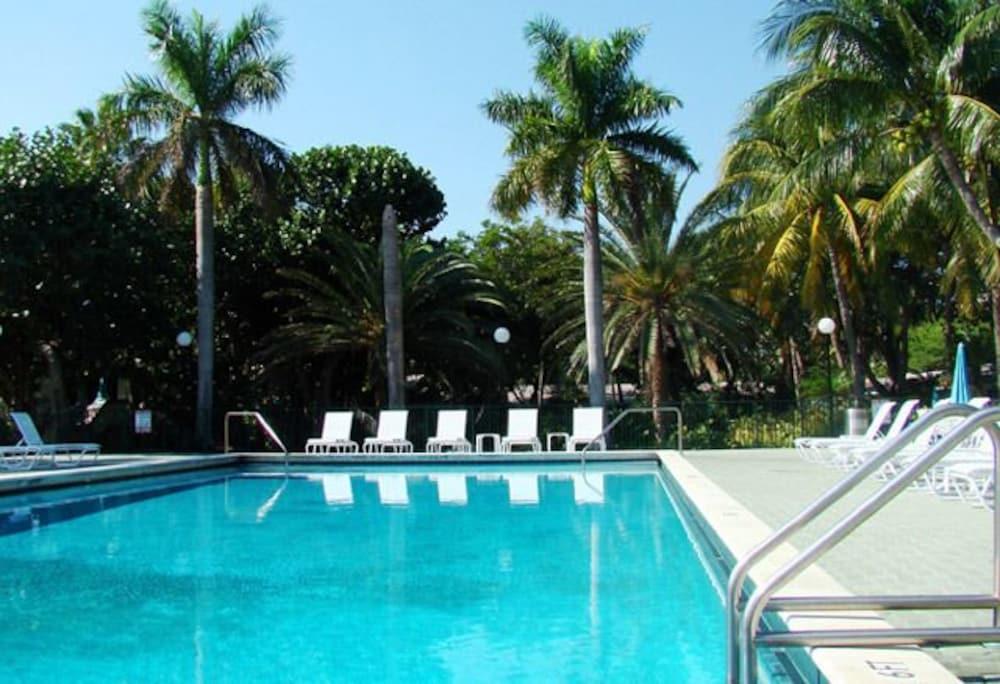 Varios Silver Sands Beach Resort