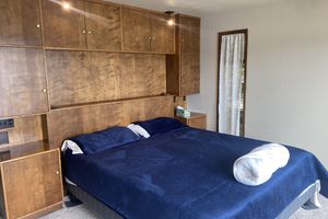 Alquiler Vacacional - PNW MCM 155ft Private Waterfront Gem on Raft Island w/Hot Tub 3 Bedroom Home by RedAwning