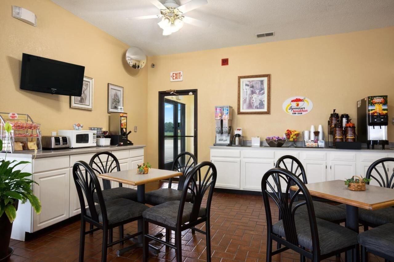 Restaurant Super 8 by Wyndham Salem