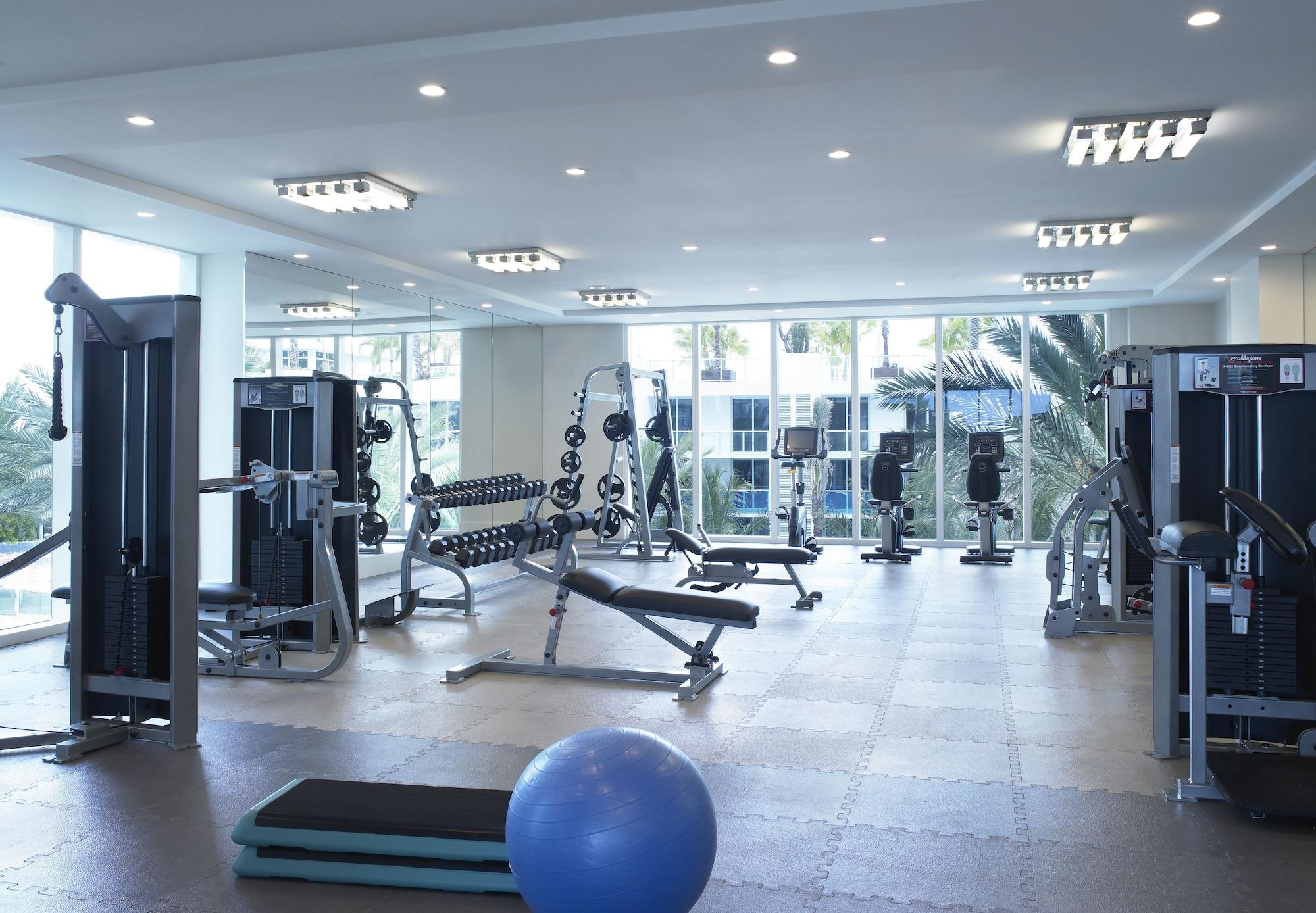 Gimnasio Grand Beach Hotel Surfside West