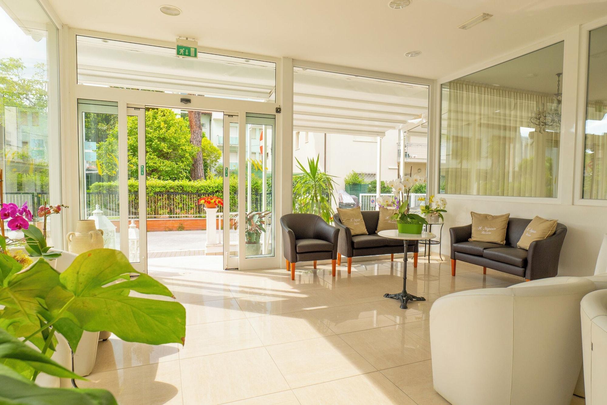 Vista Lobby Hotel Negresco