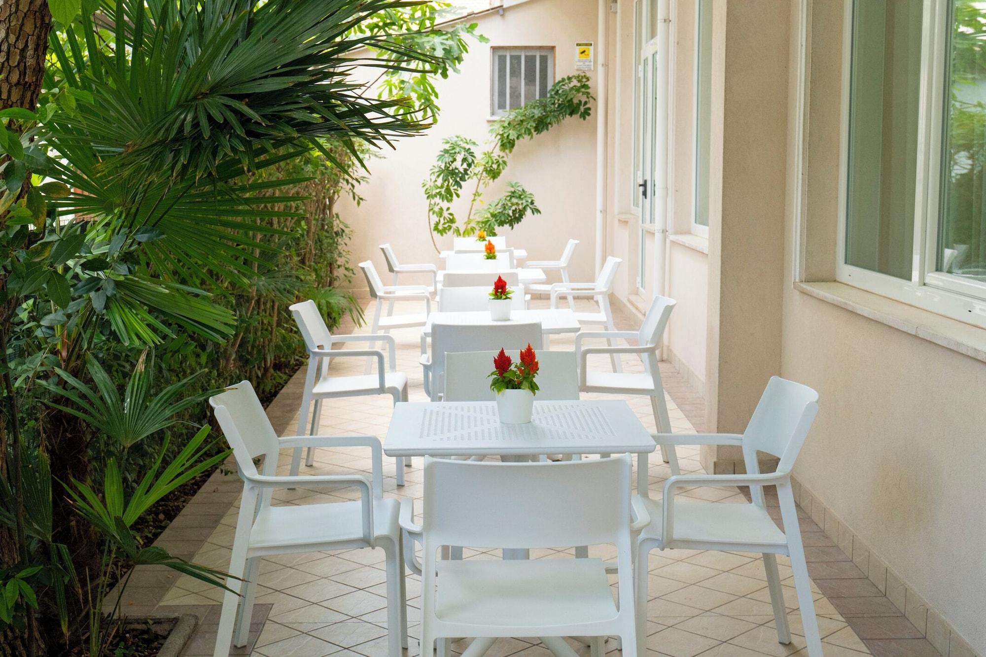 Vista Exterior Hotel Negresco