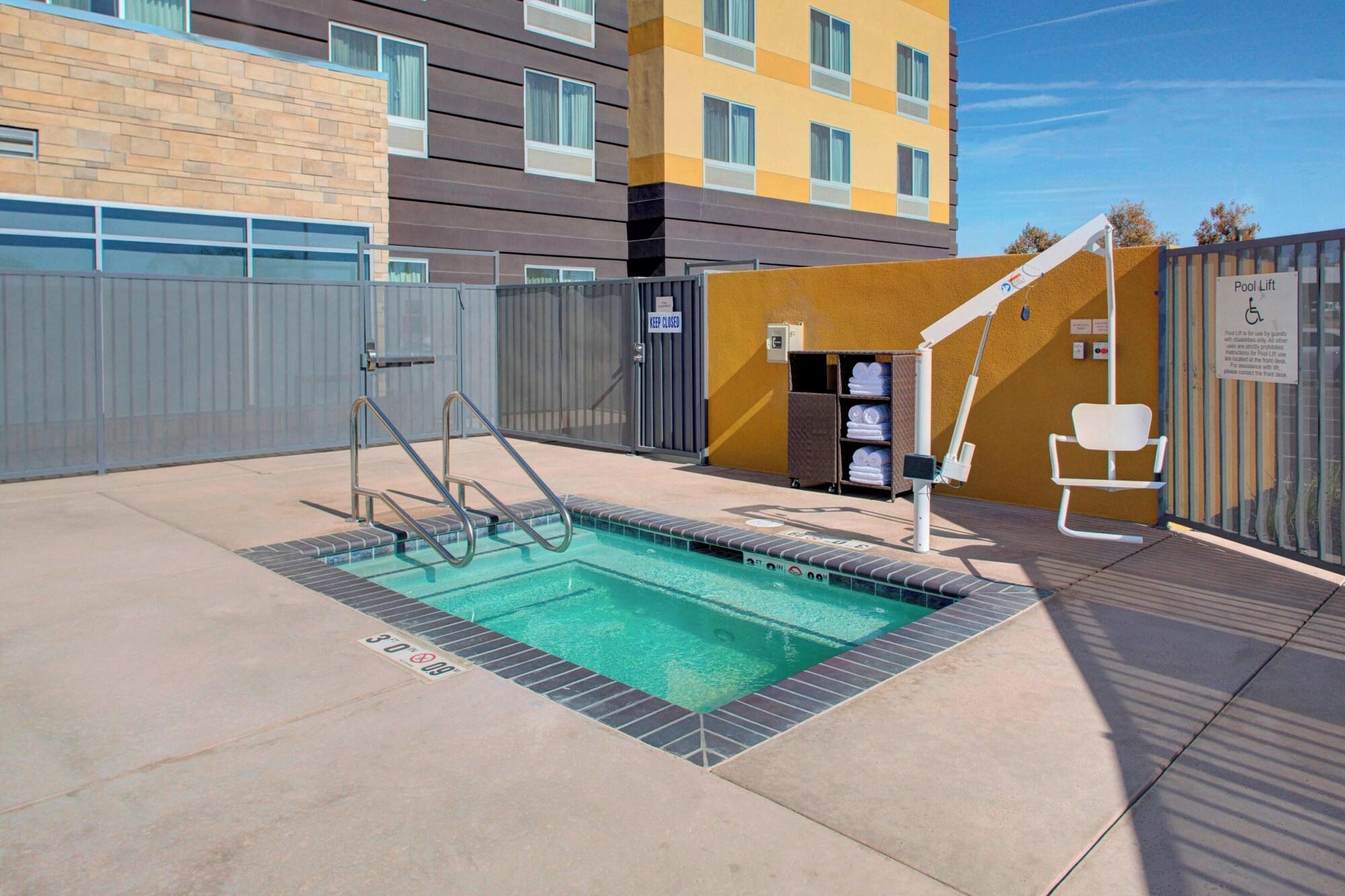 Vista Piscina Fairfield Inn & Suites by Marriott Bakersfield North/Airport