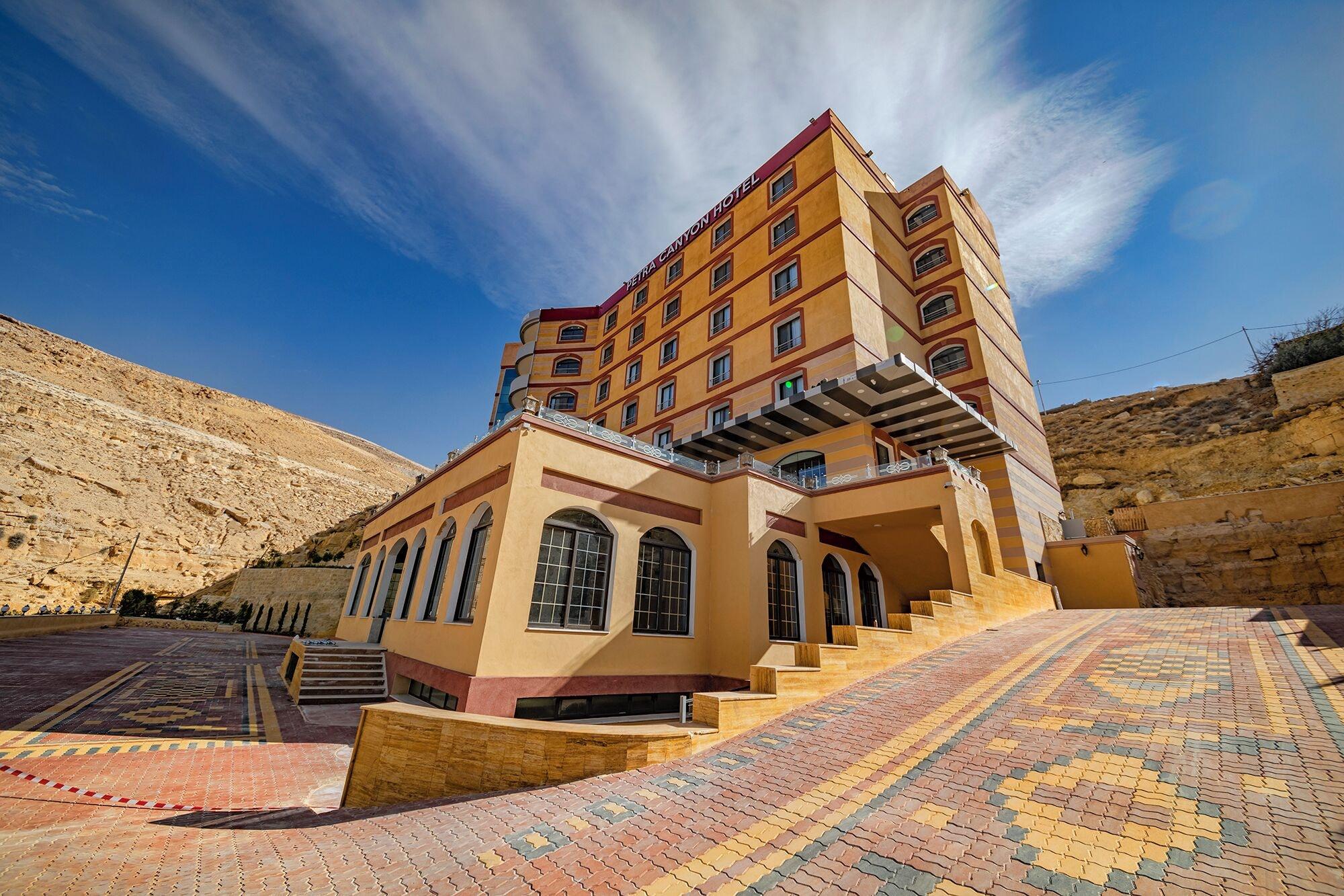 Varios Petra Canyon Hotel