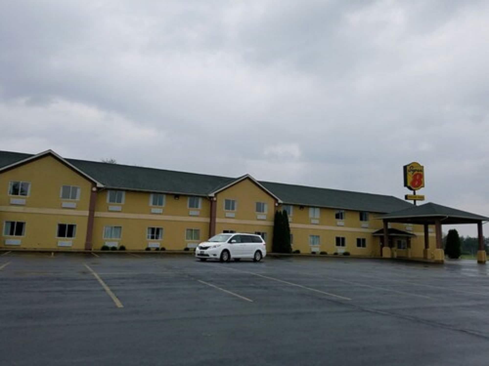 Vista Exterior Super 8 by Wyndham Huntington