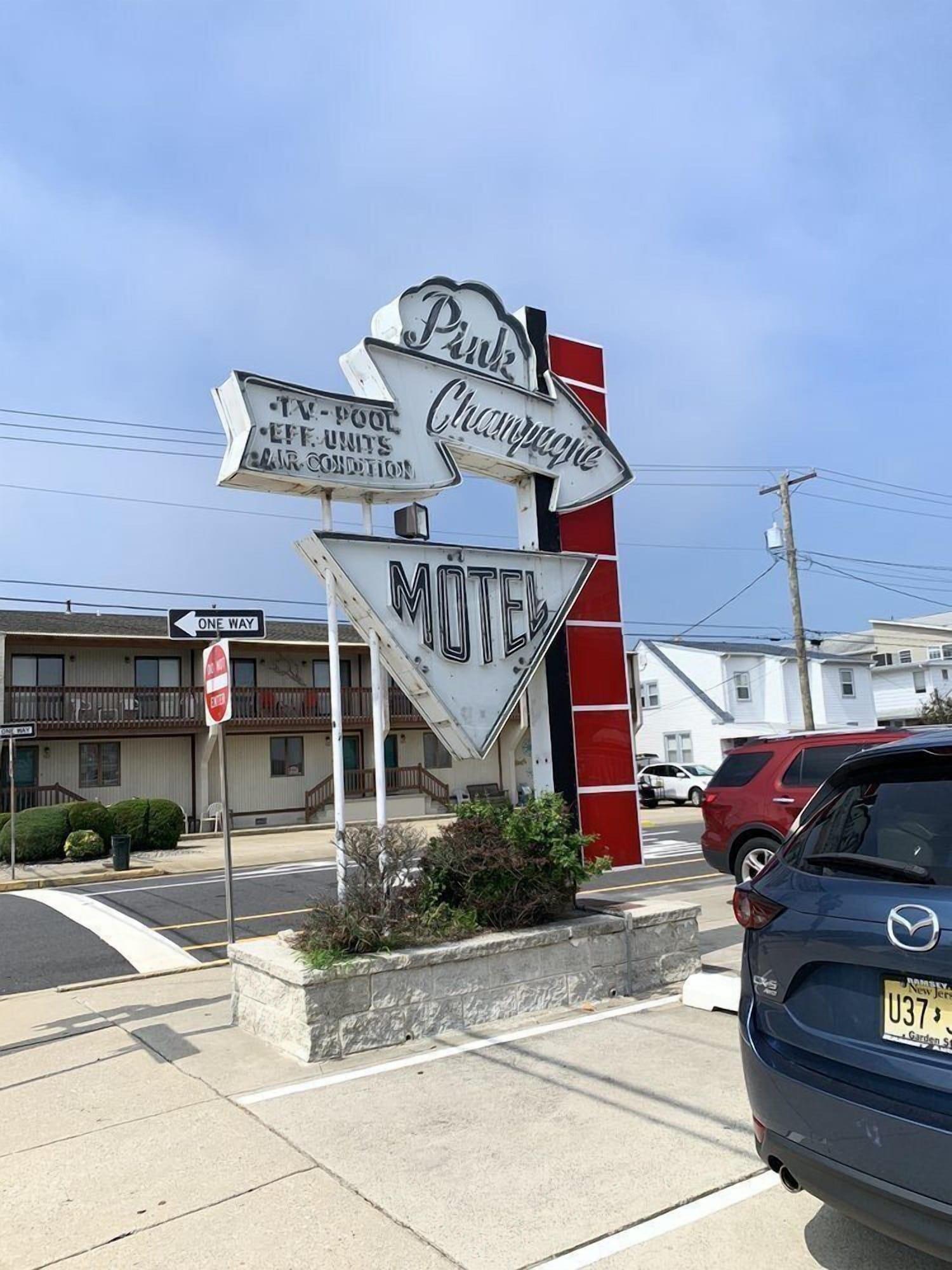 Vista Exterior Pink Champagne Boutique Motel