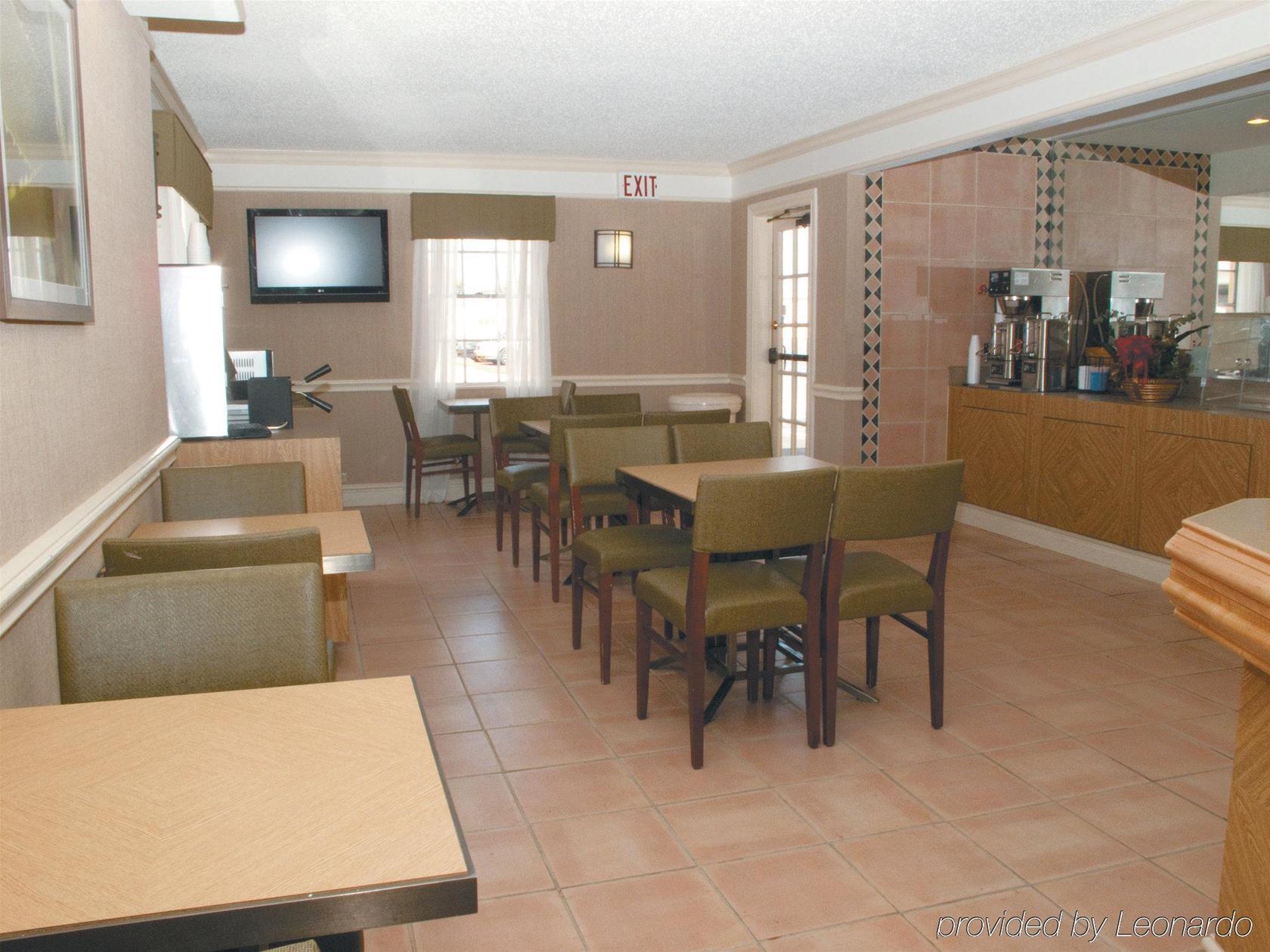 Vista Exterior Baymont by Wyndham San Antonio South Park