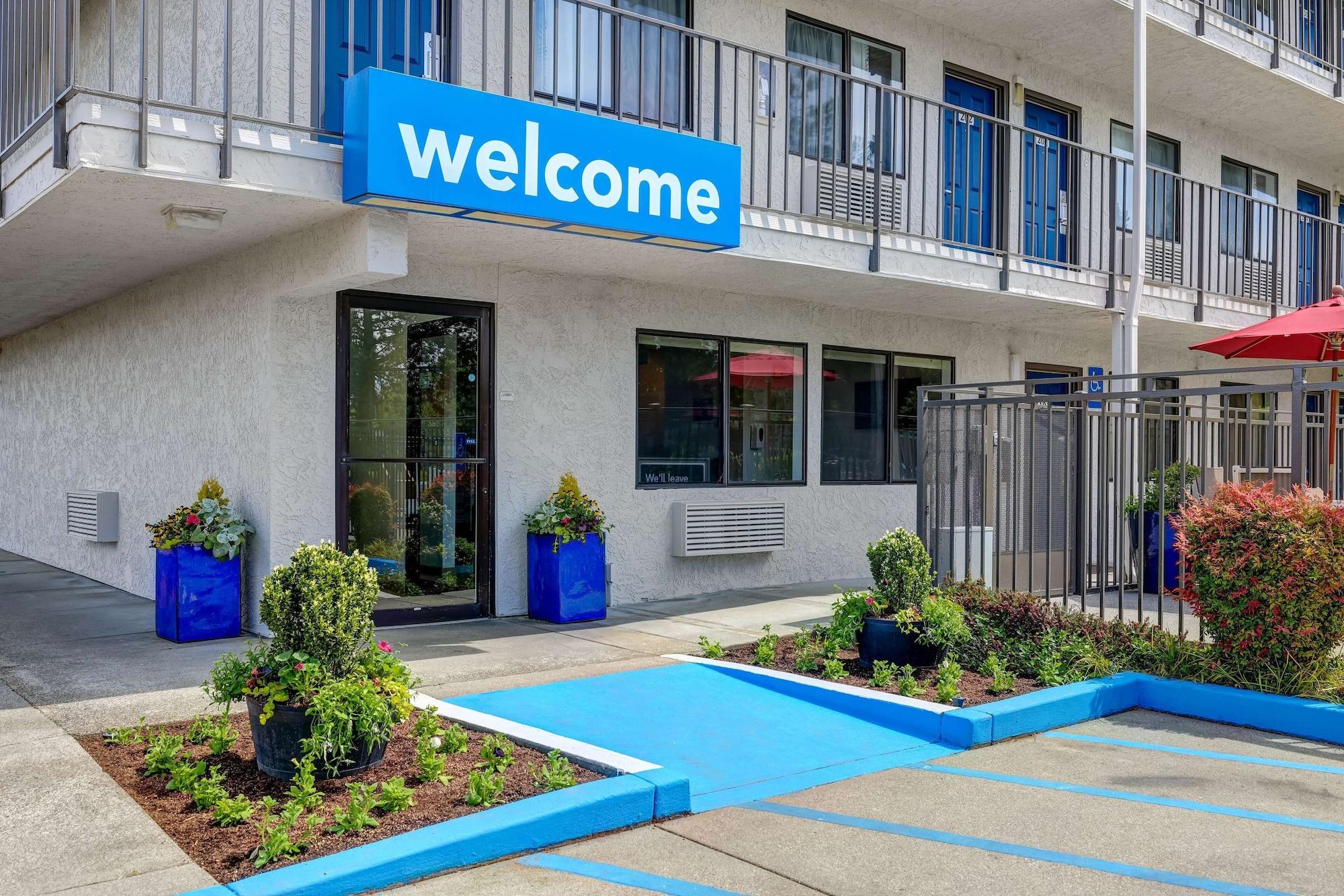 Vista Exterior Motel 6 Kirkland, WA - North Kirkland