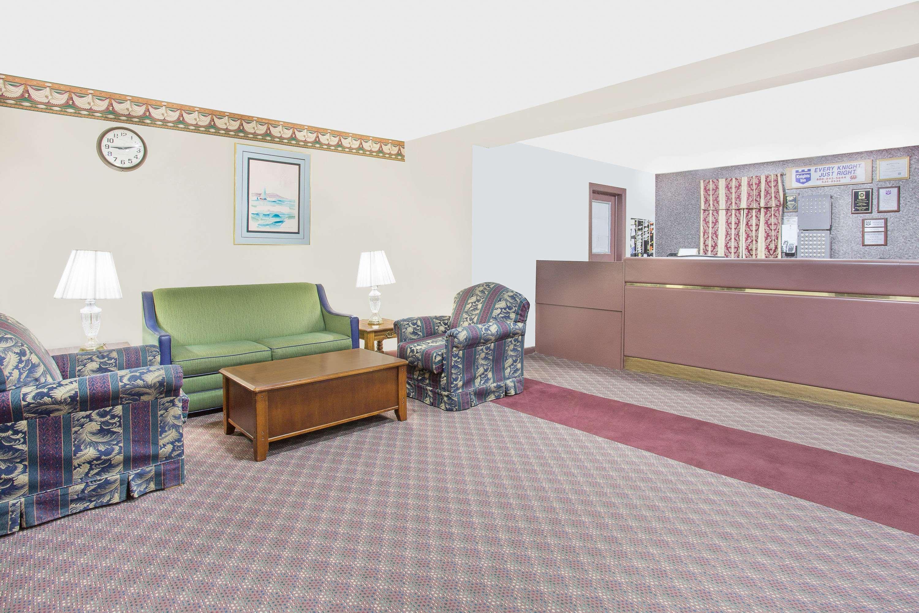 Vista Lobby Knights Inn Emporia