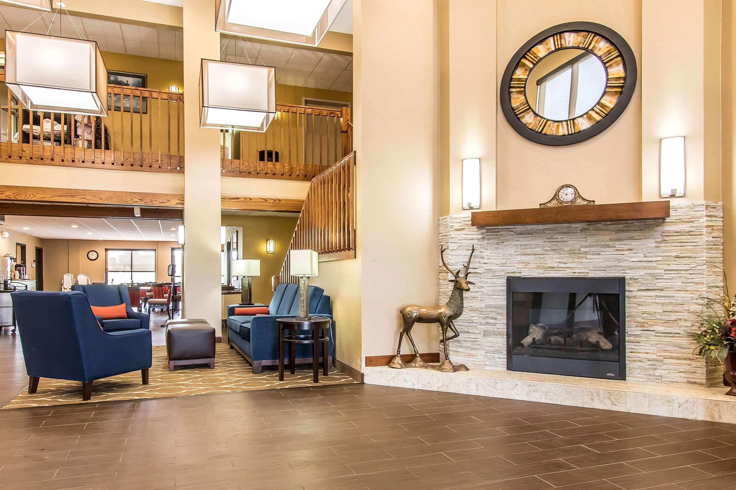 Vista Lobby Comfort Suites Effingham
