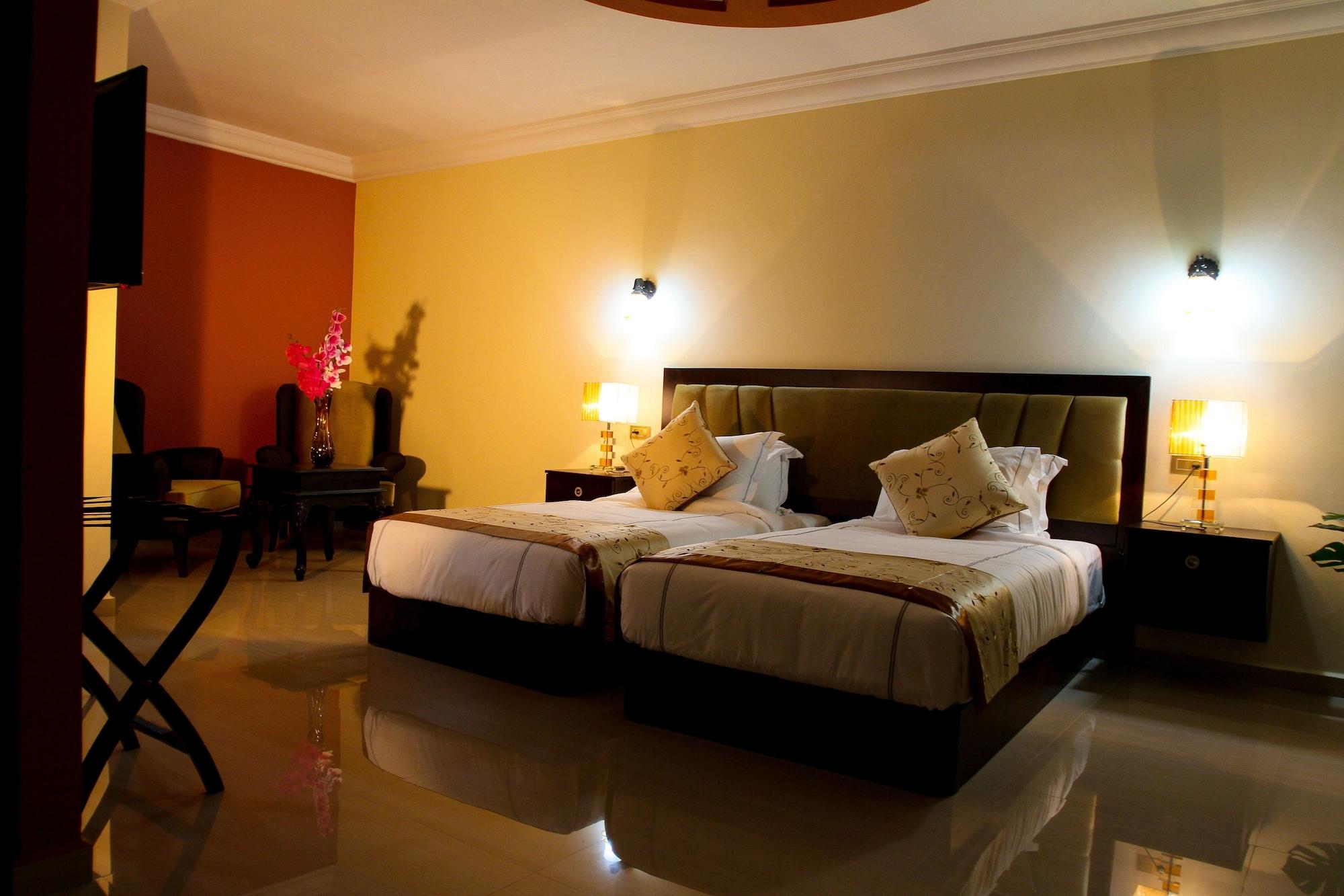 Varios Queen Plaza Hotel